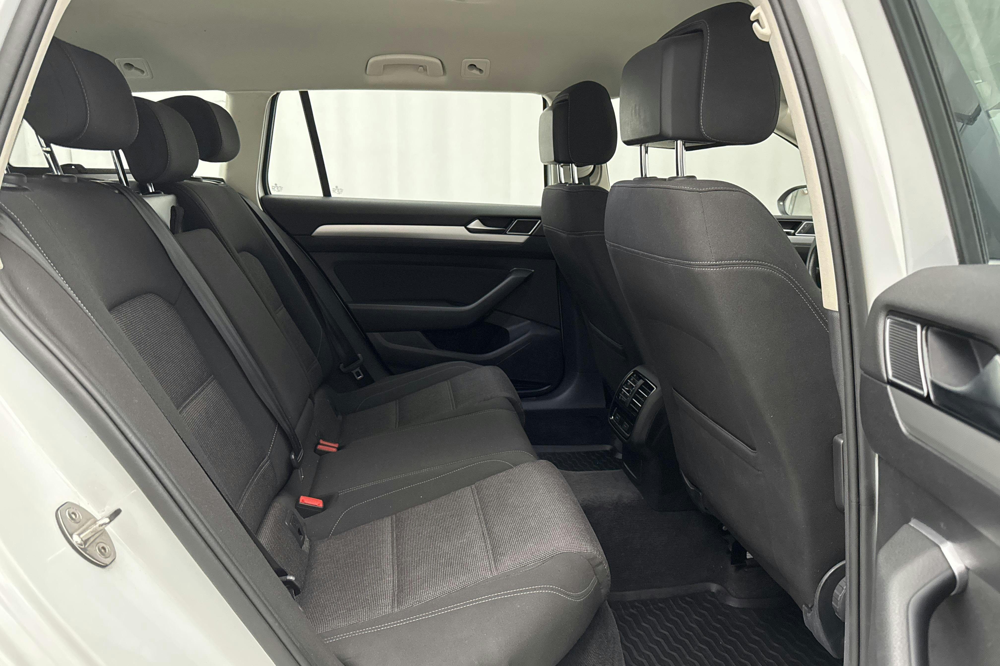VW Passat 1.4 TSI Sportscombi (150hk) - 11 488 mil - Manuell - vit - 2016