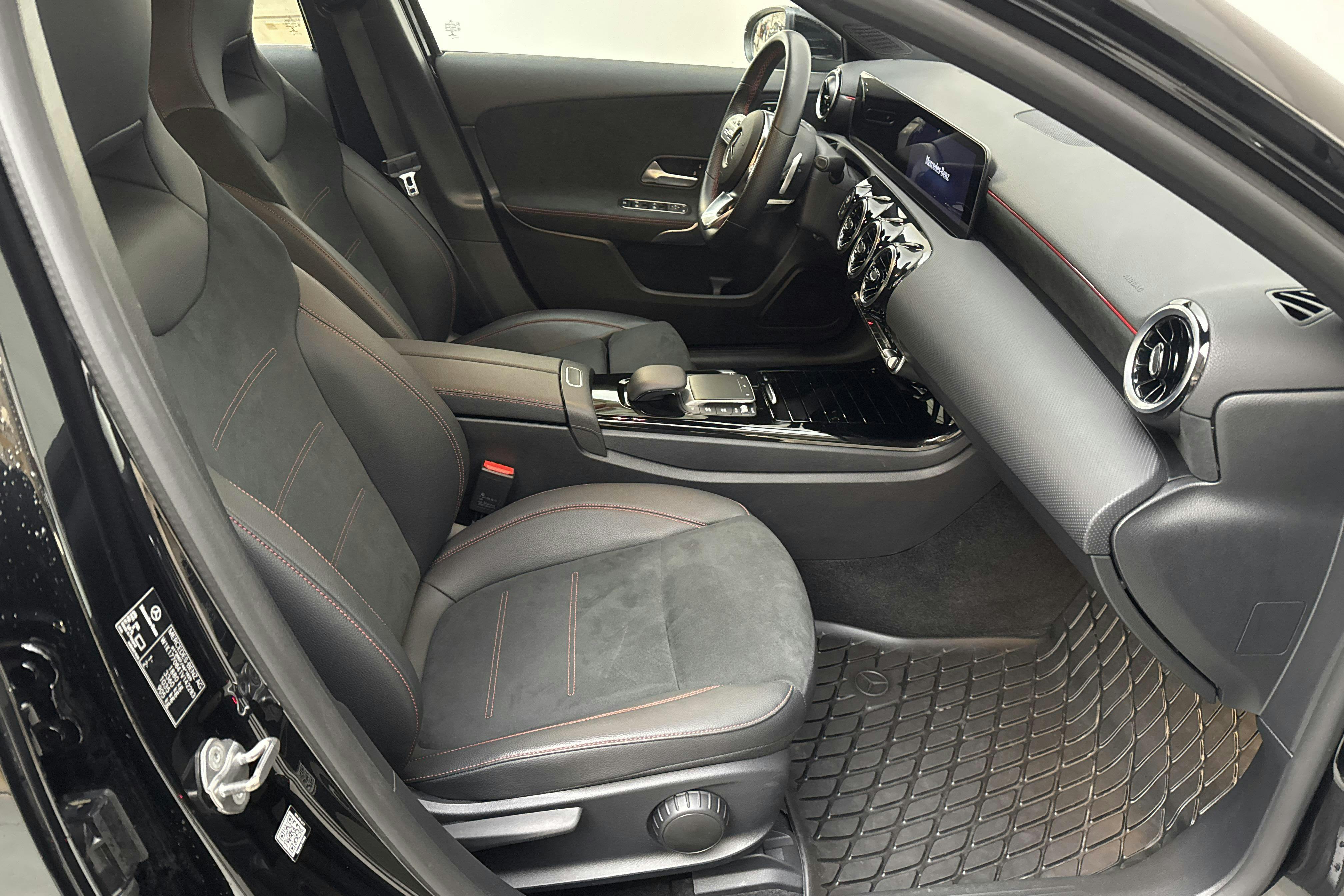 Mercedes A 180 5dr W177 (136hk) - 886 mil - Automat - svart - 2022