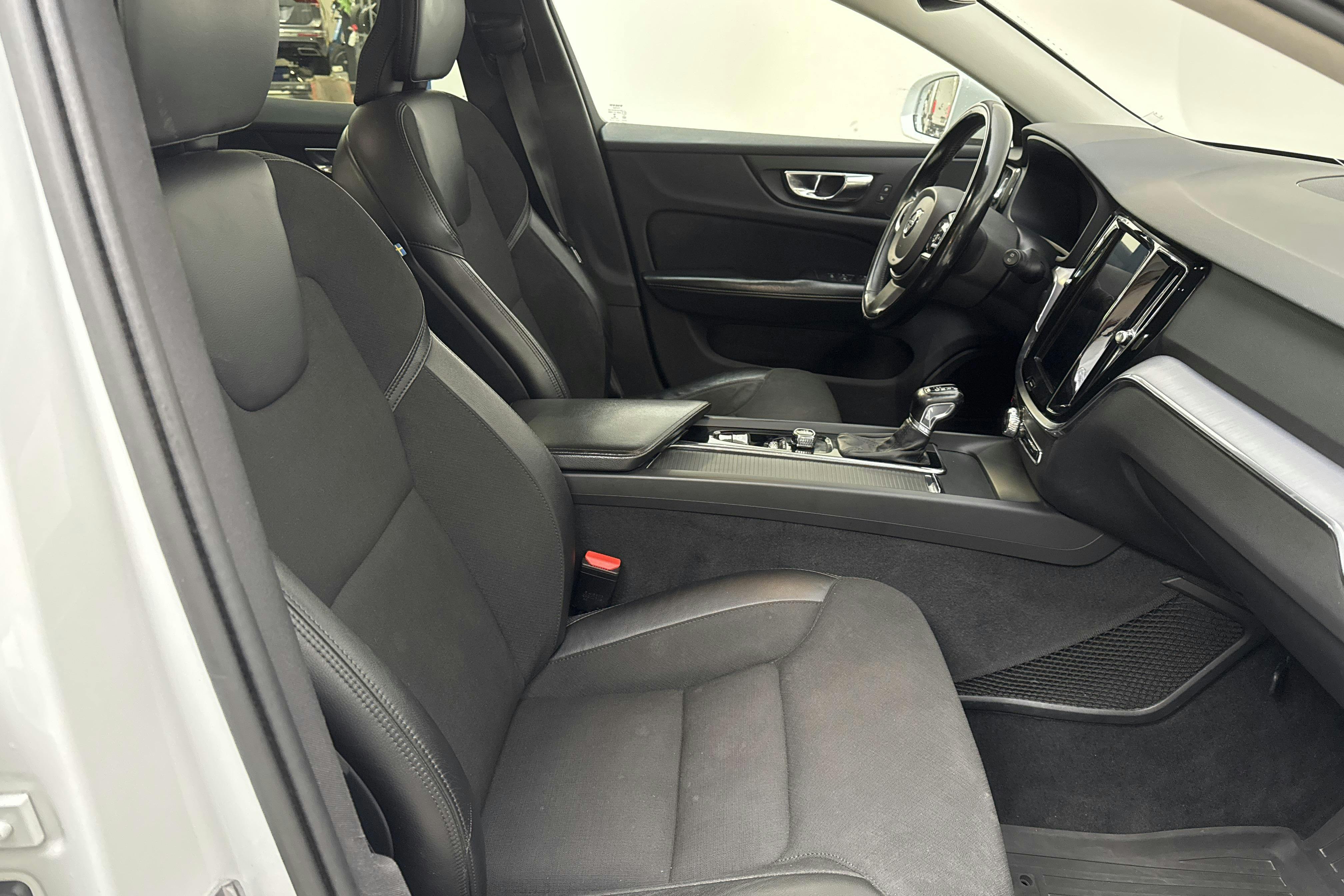 Volvo V60 D4 Cross Country AWD (190hk) - 25 283 mil - Automat - vit - 2020