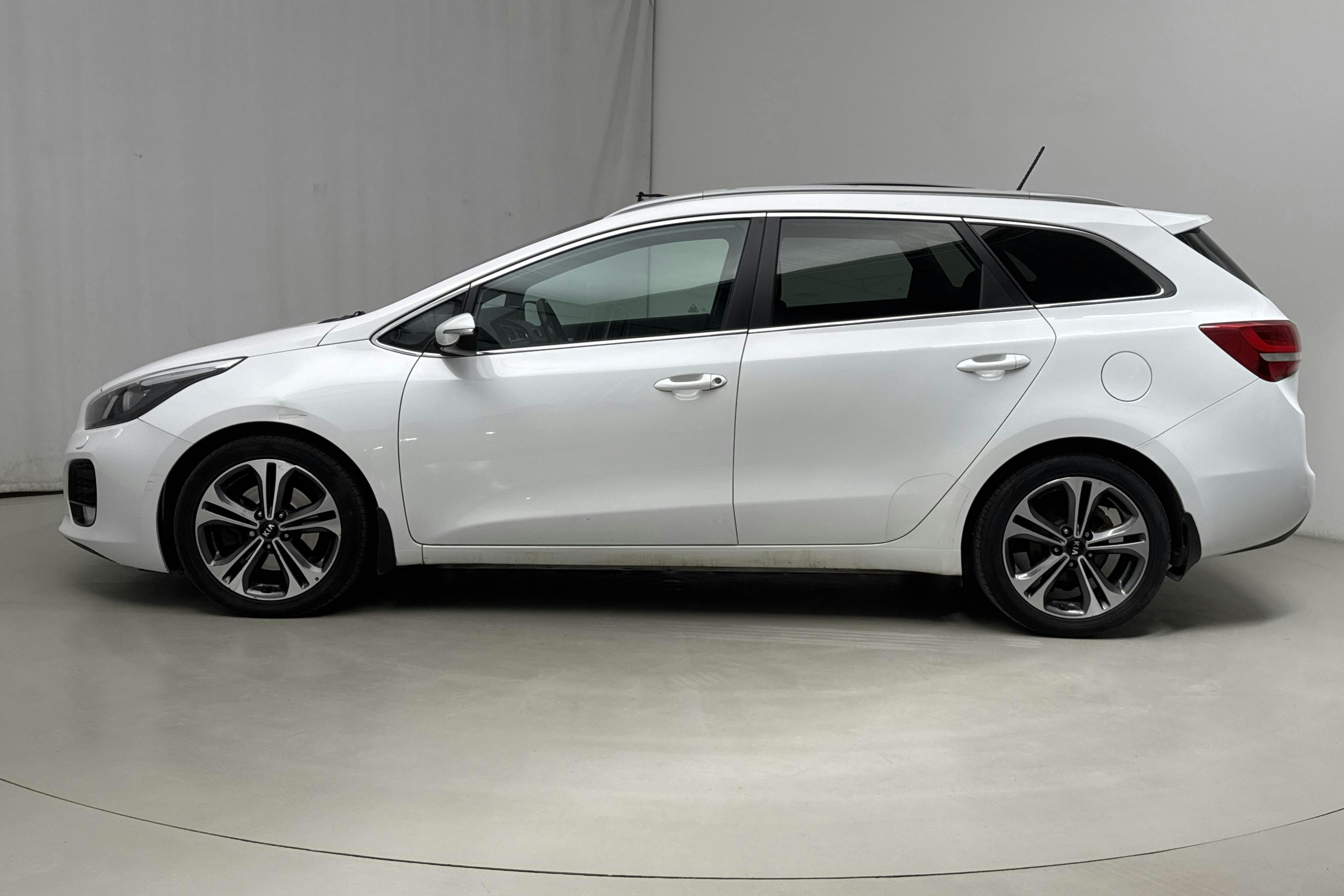 KIA Cee'd 1.6 CRDi SW (136hk) - 9 066 mil - Manuell - vit - 2016