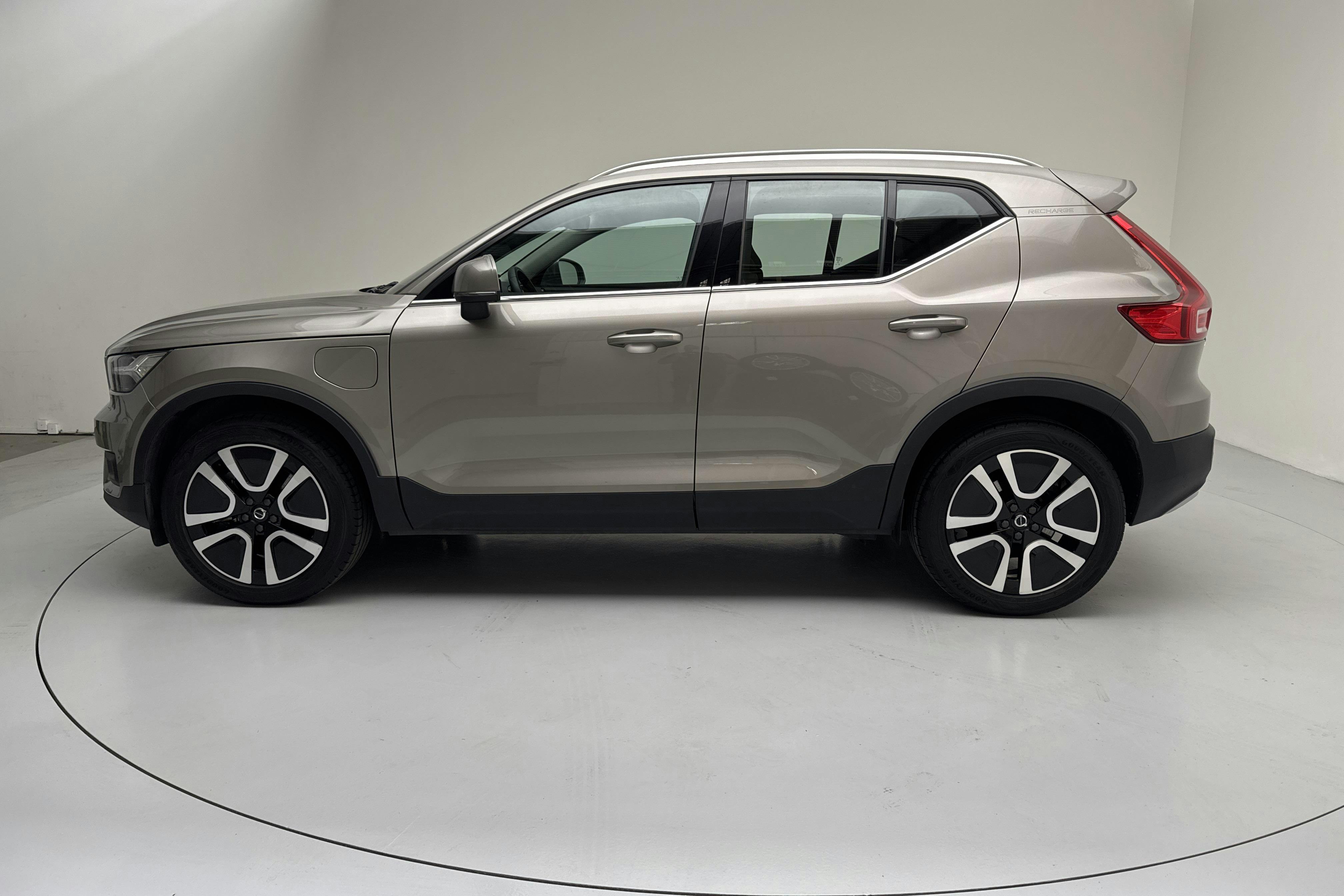 Presentation photo 2 of 16: Volvo XC40 T4 2WD Twin Engine (211hk) - 78 240 km - Automatic - gray - 2022
