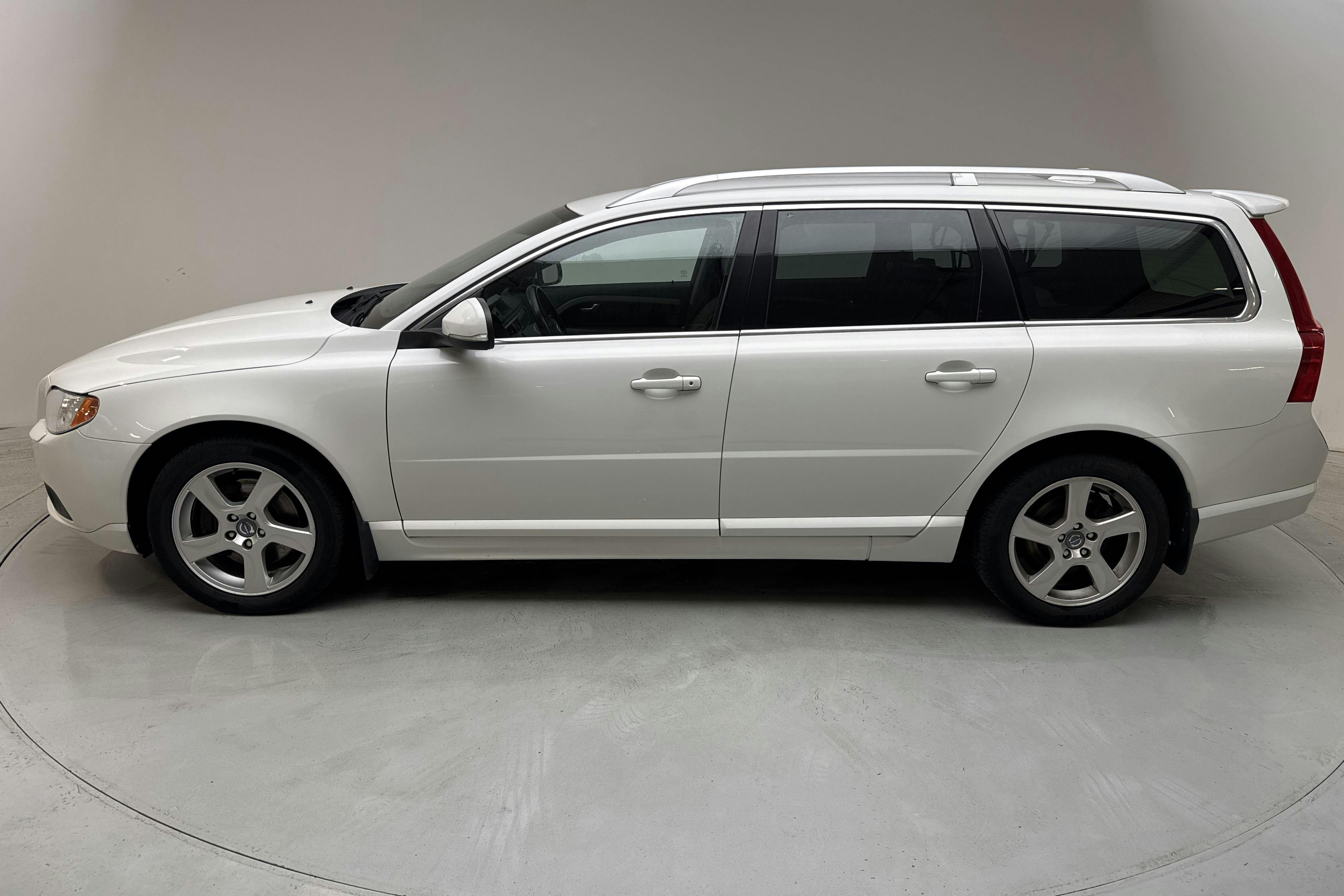 Volvo V70 II D5 (215hk) - 211 390 km - Automatic - white - 2013