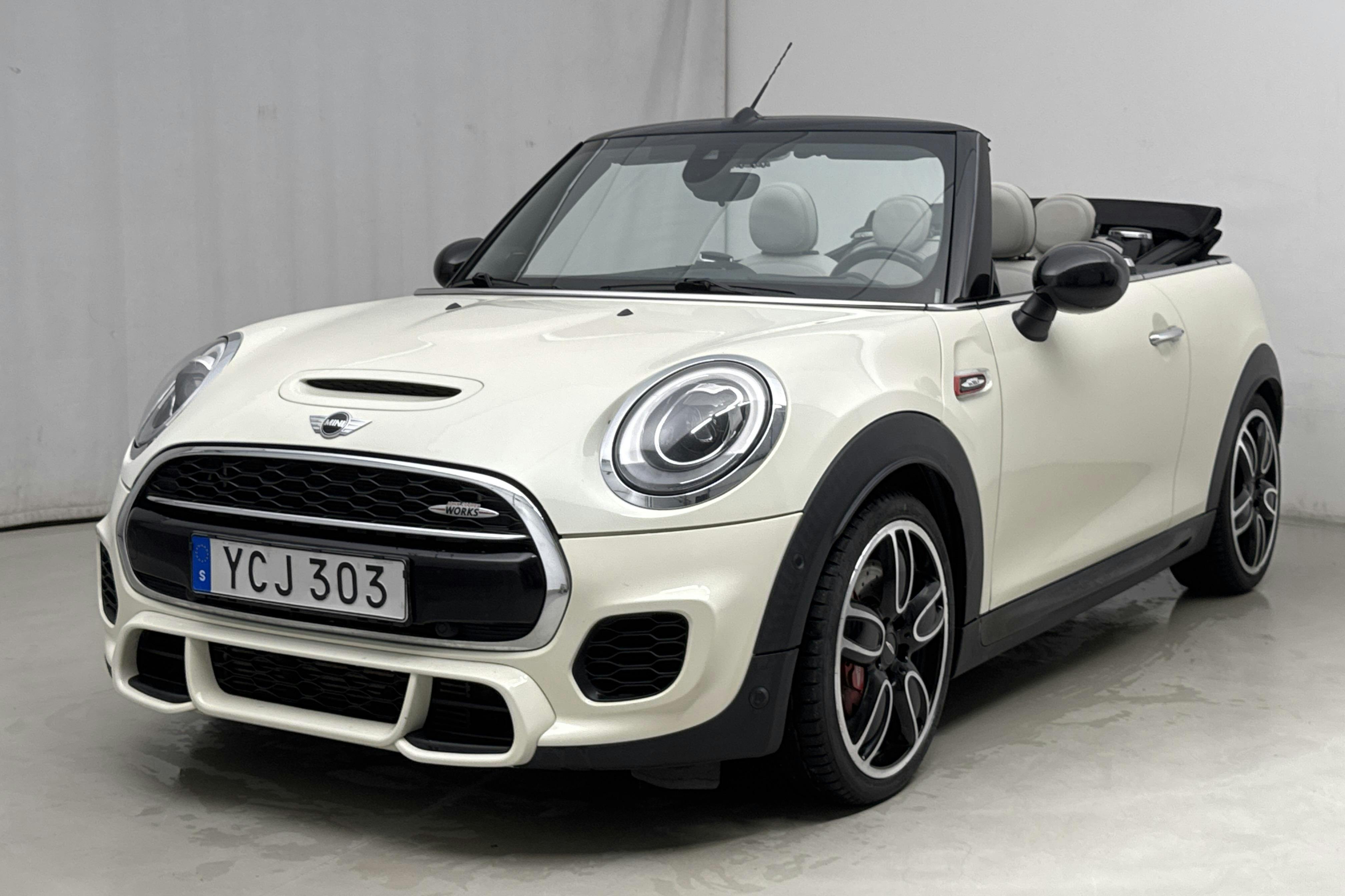 MINI John Cooper Works Cabriolet (231hk) - 7 947 mil - Automat - vit - 2016