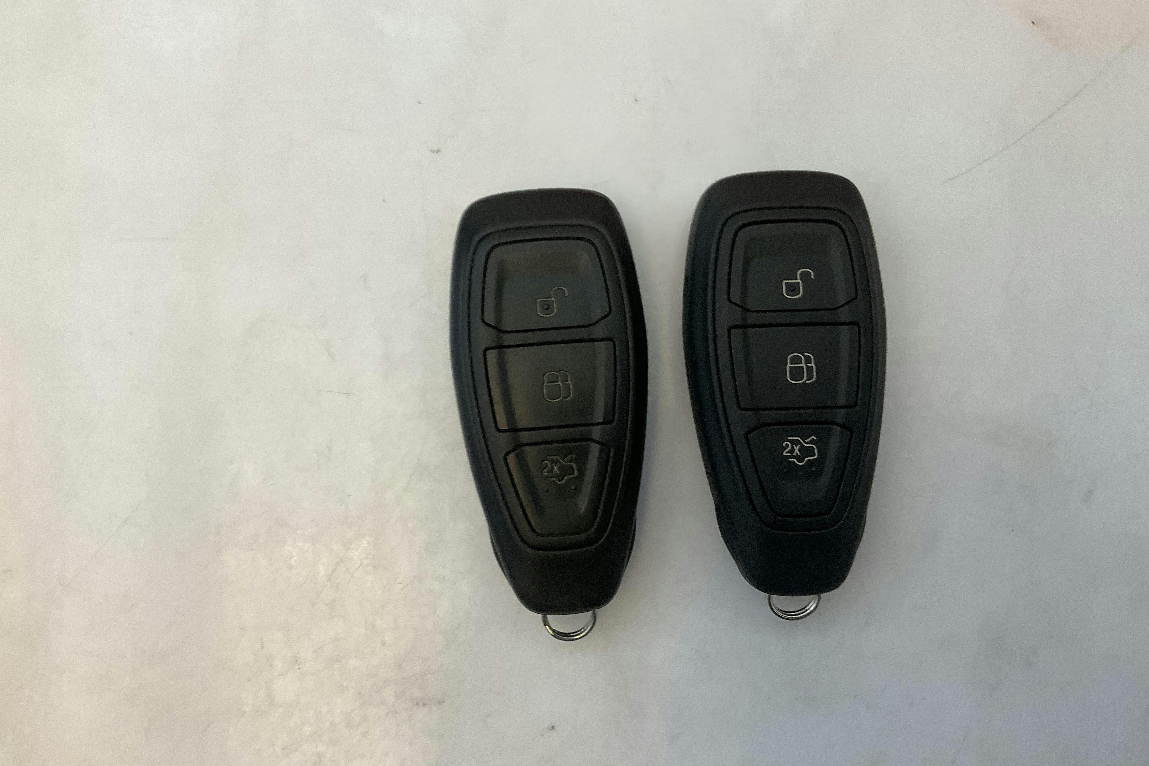 Ford Kuga 2.0 TDCi AWD (150hk) - 214 760 km - Manual - white - 2018