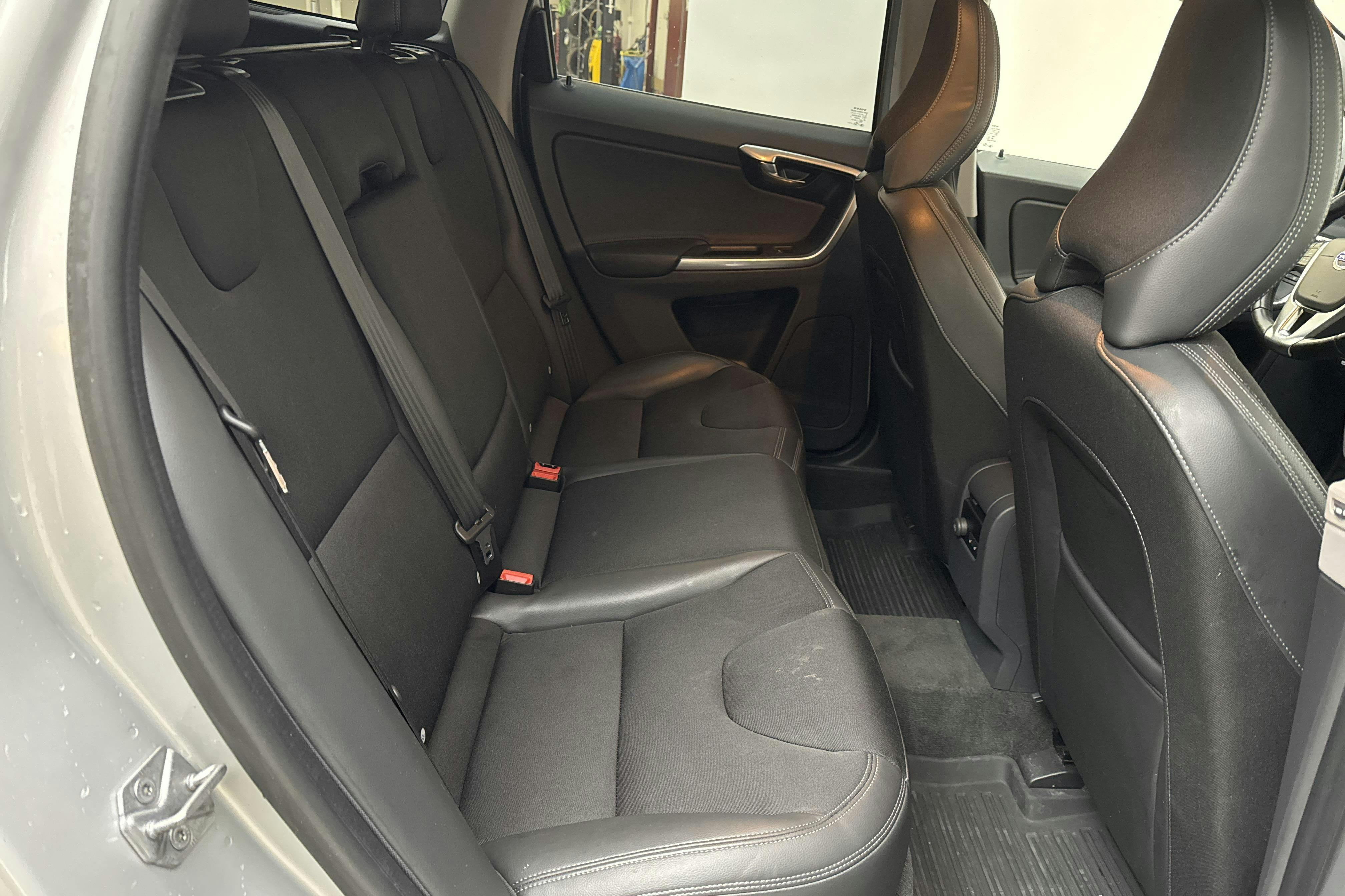 Volvo XC60 D4 2WD (190hk) - 12 662 mil - Automat - silver - 2017