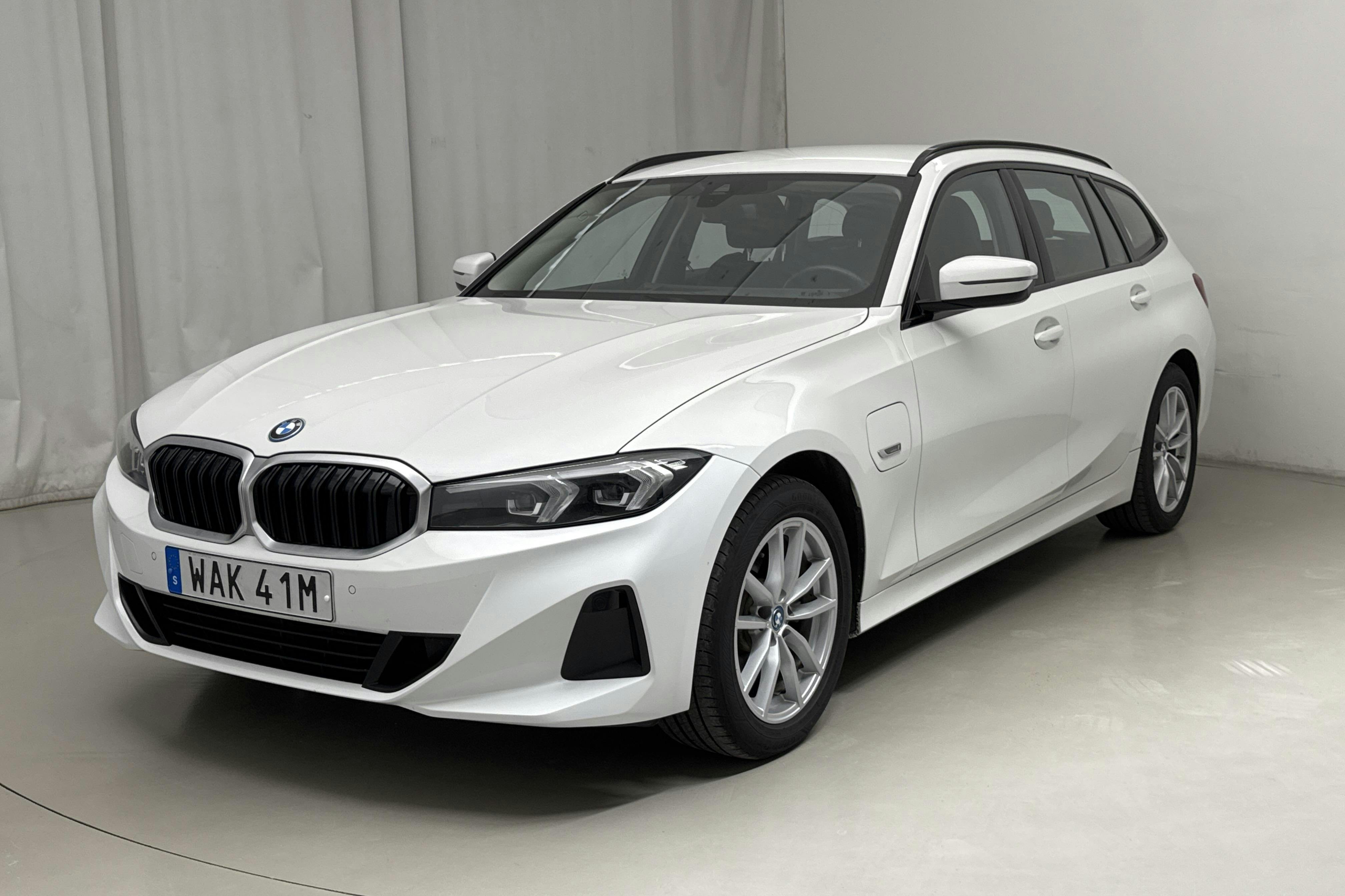 BMW 330e xDrive Touring LCI, G21 (292hk) - 11 289 mil - Automat - vit - 2023