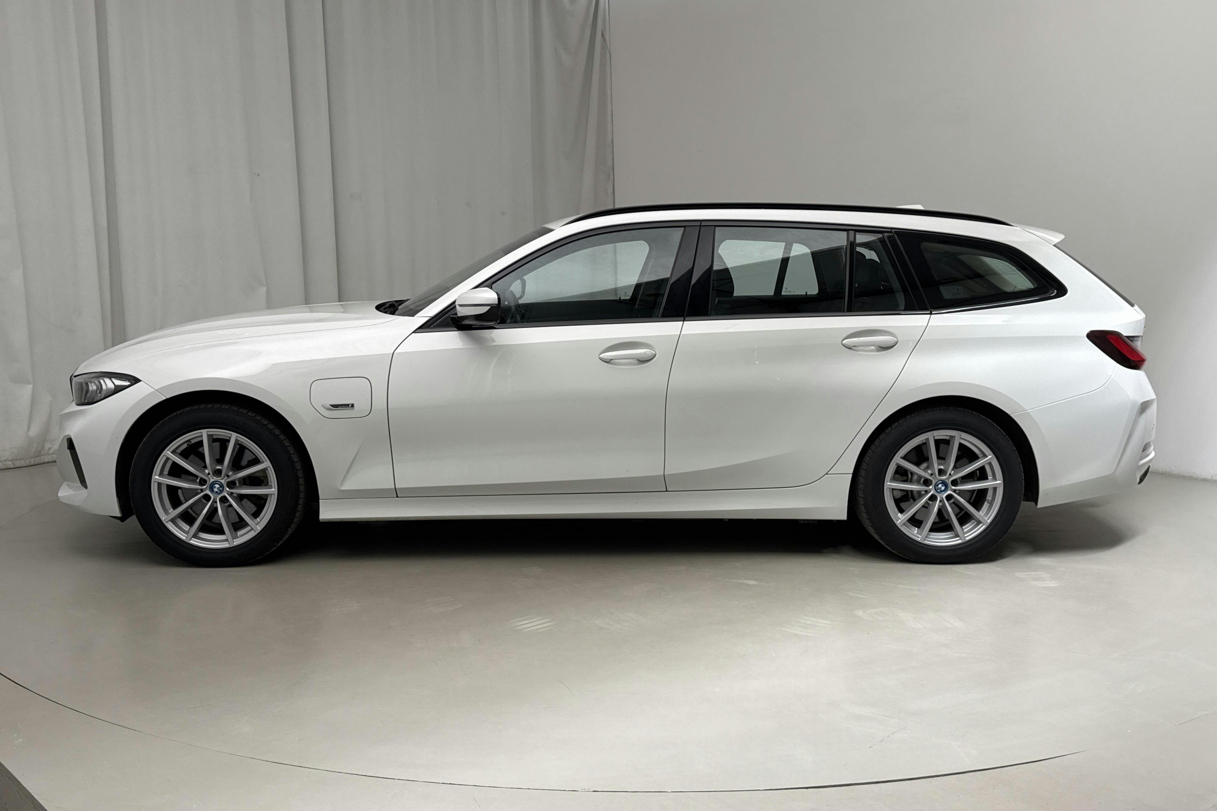 BMW 330e xDrive Touring LCI, G21 (292hk) - 11 289 mil - Automat - vit - 2023