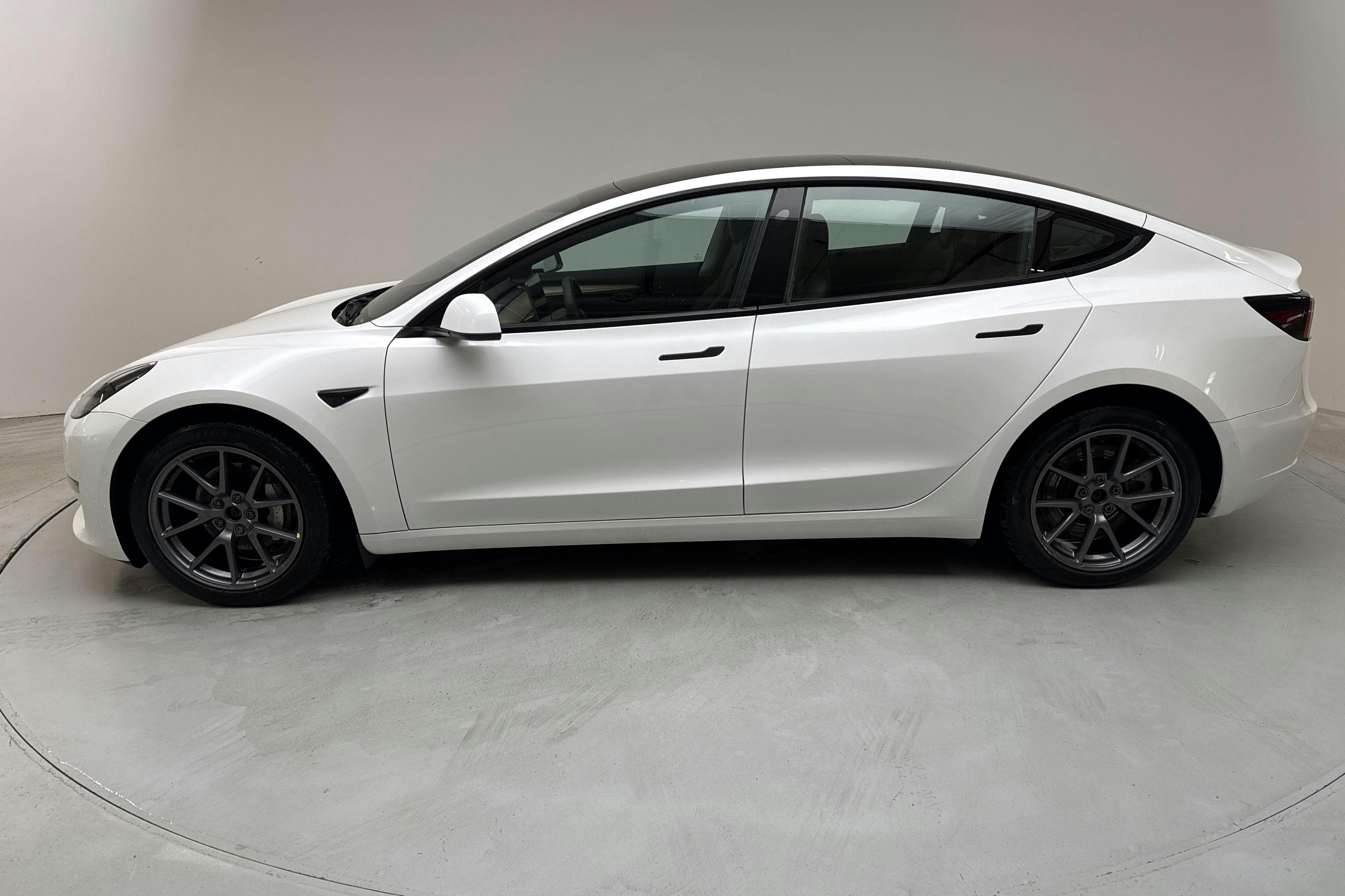 Tesla Model 3 Long Range Dual Motor AWD - 106 410 km - Automatic - white - 2022