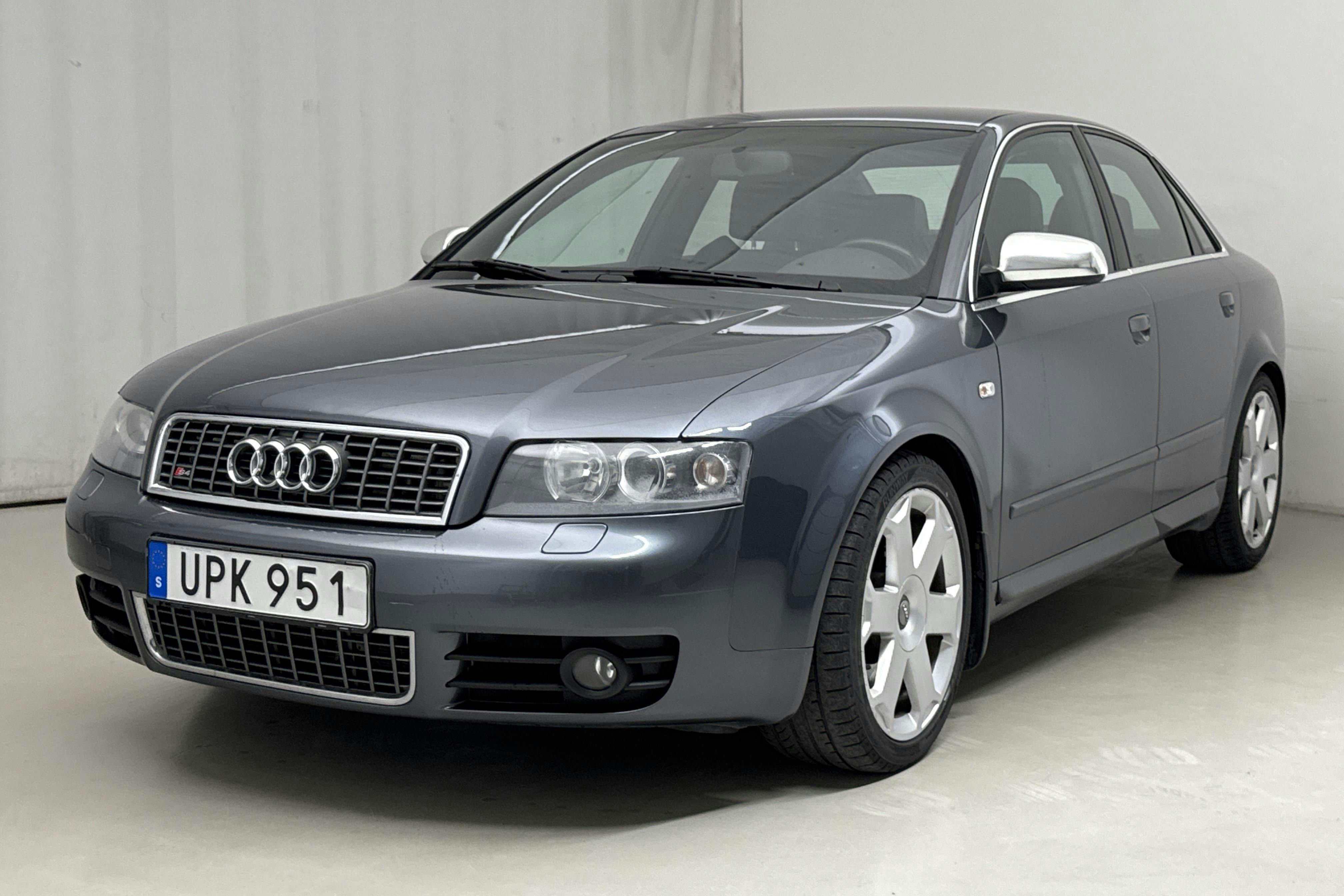 Audi S4 4.2 (344hk) - 18 873 mil - Automat - grå - 2004