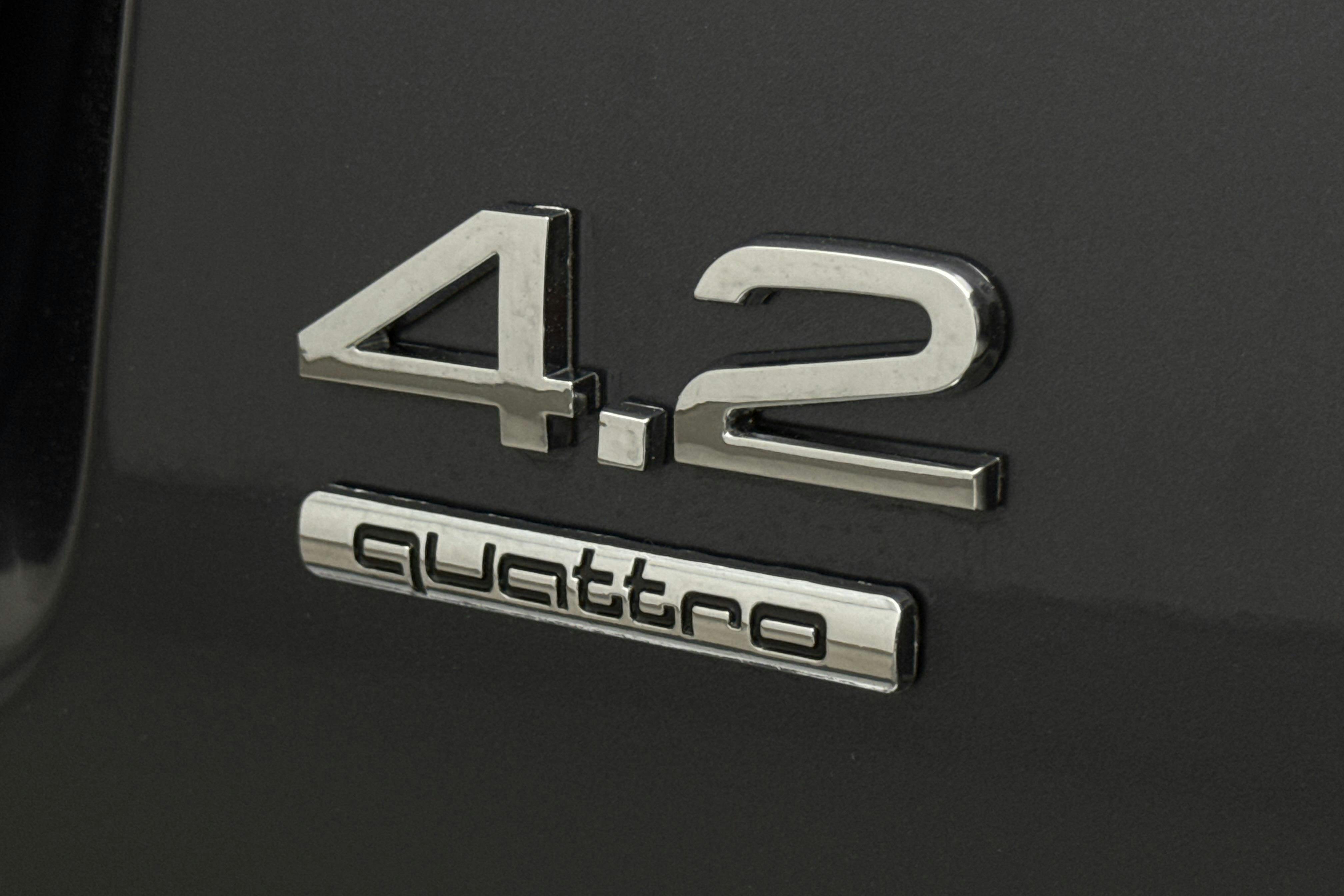 Audi S4 4.2 (344hk) - 18 873 mil - Automat - grå - 2004