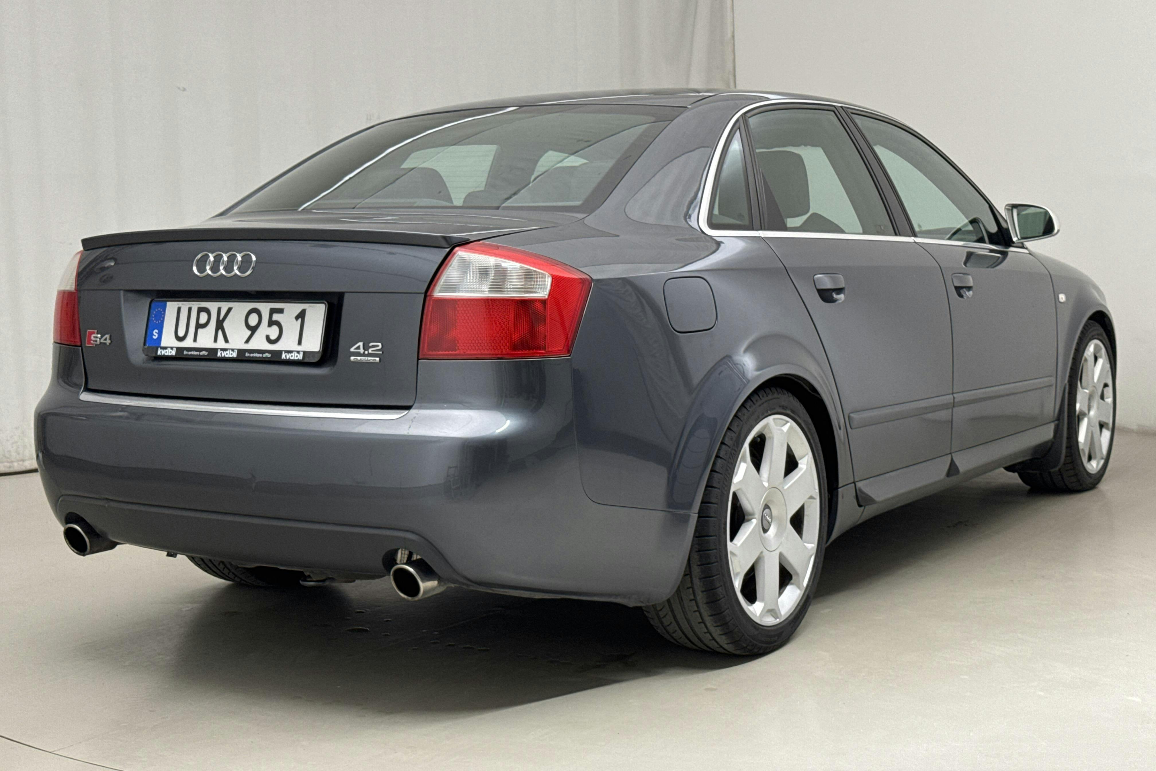 Audi S4 4.2 (344hk) - 18 873 mil - Automat - grå - 2004