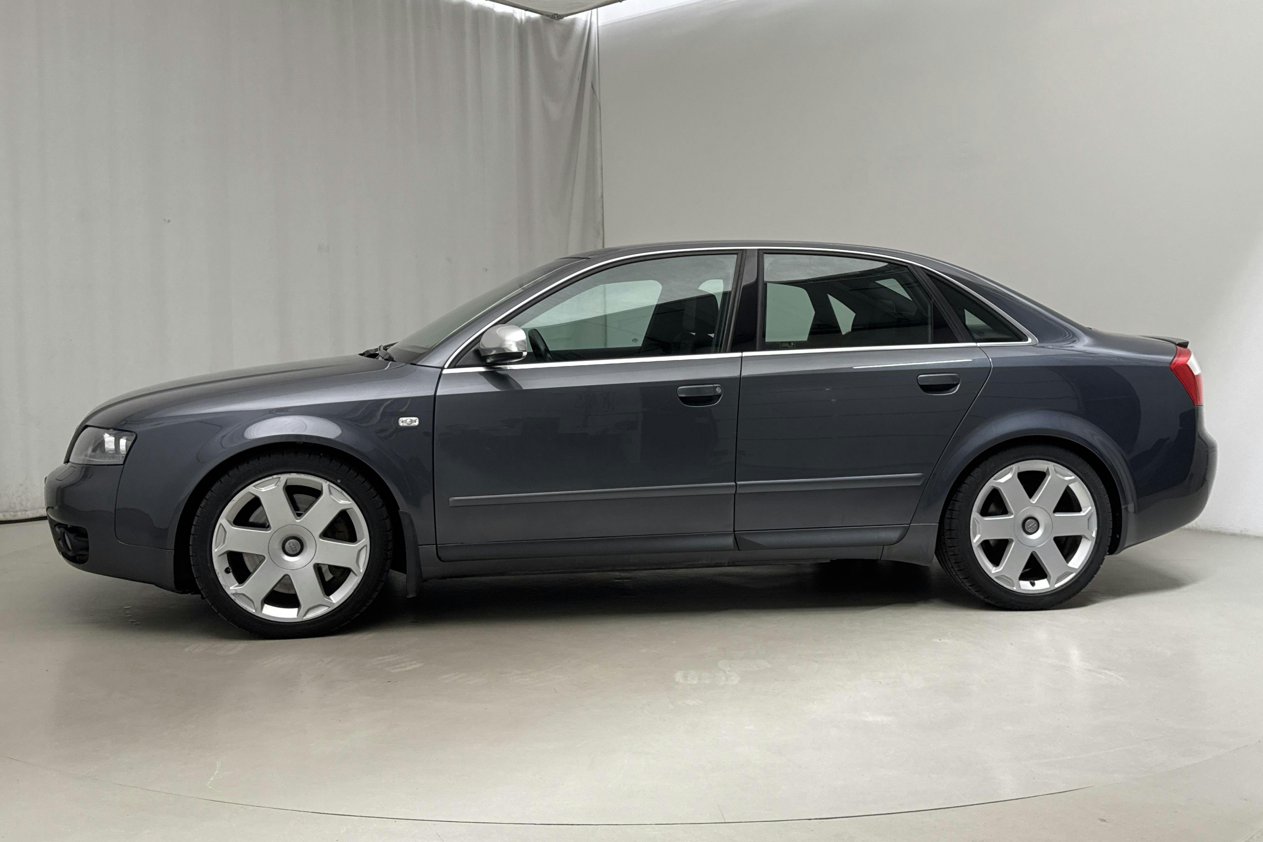 Audi S4 4.2 (344hk) - 18 873 mil - Automat - grå - 2004