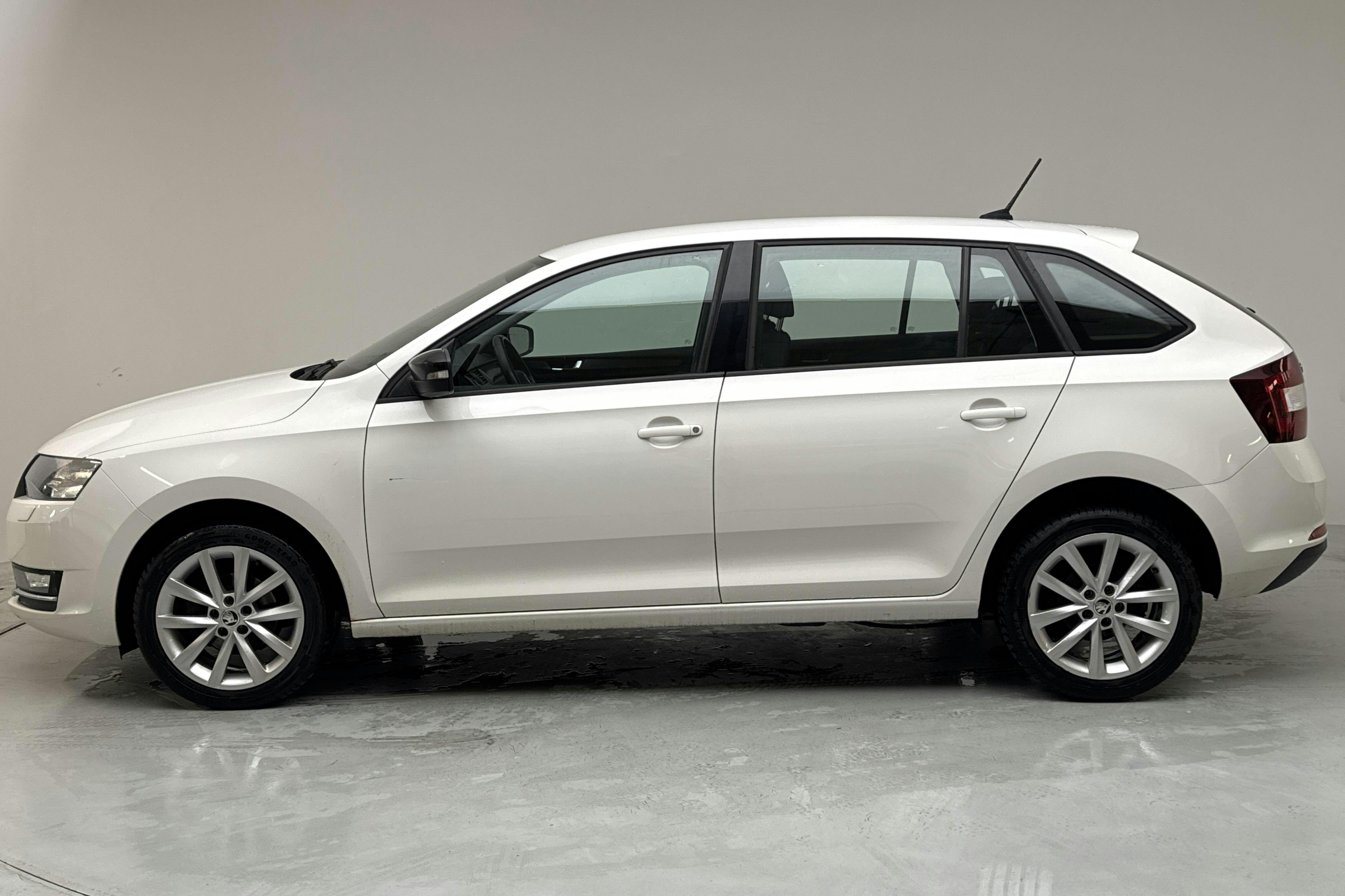 Presentation photo 2 of 12: Skoda Rapid 1.4 TDI Spaceback (90hk) - 203 850 km - Manual - white - 2018
