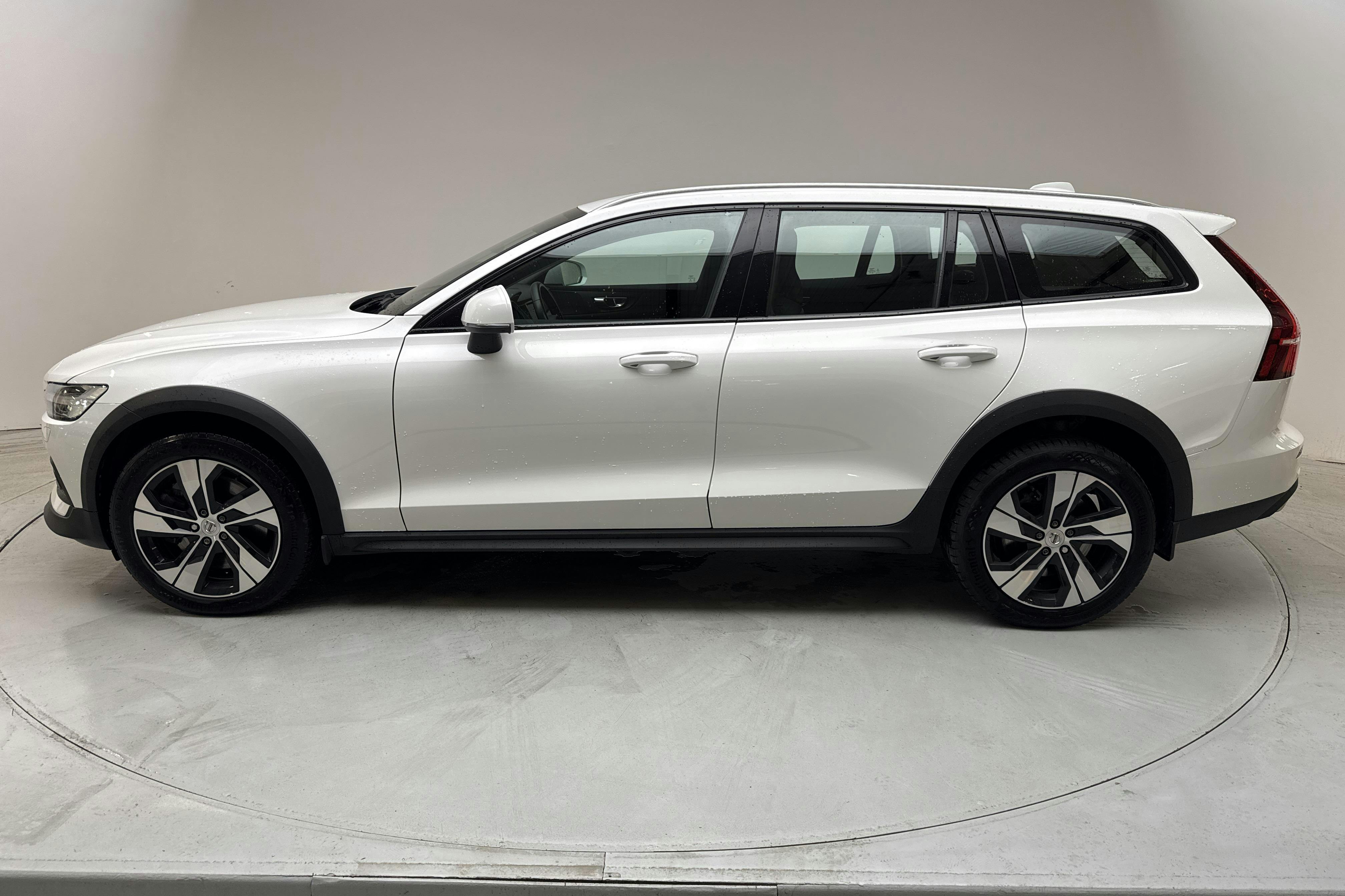 Volvo V60 B4 Cross Country AWD Mildhybrid, Diesel (197hk) - 15 553 mil - Automat - vit - 2022