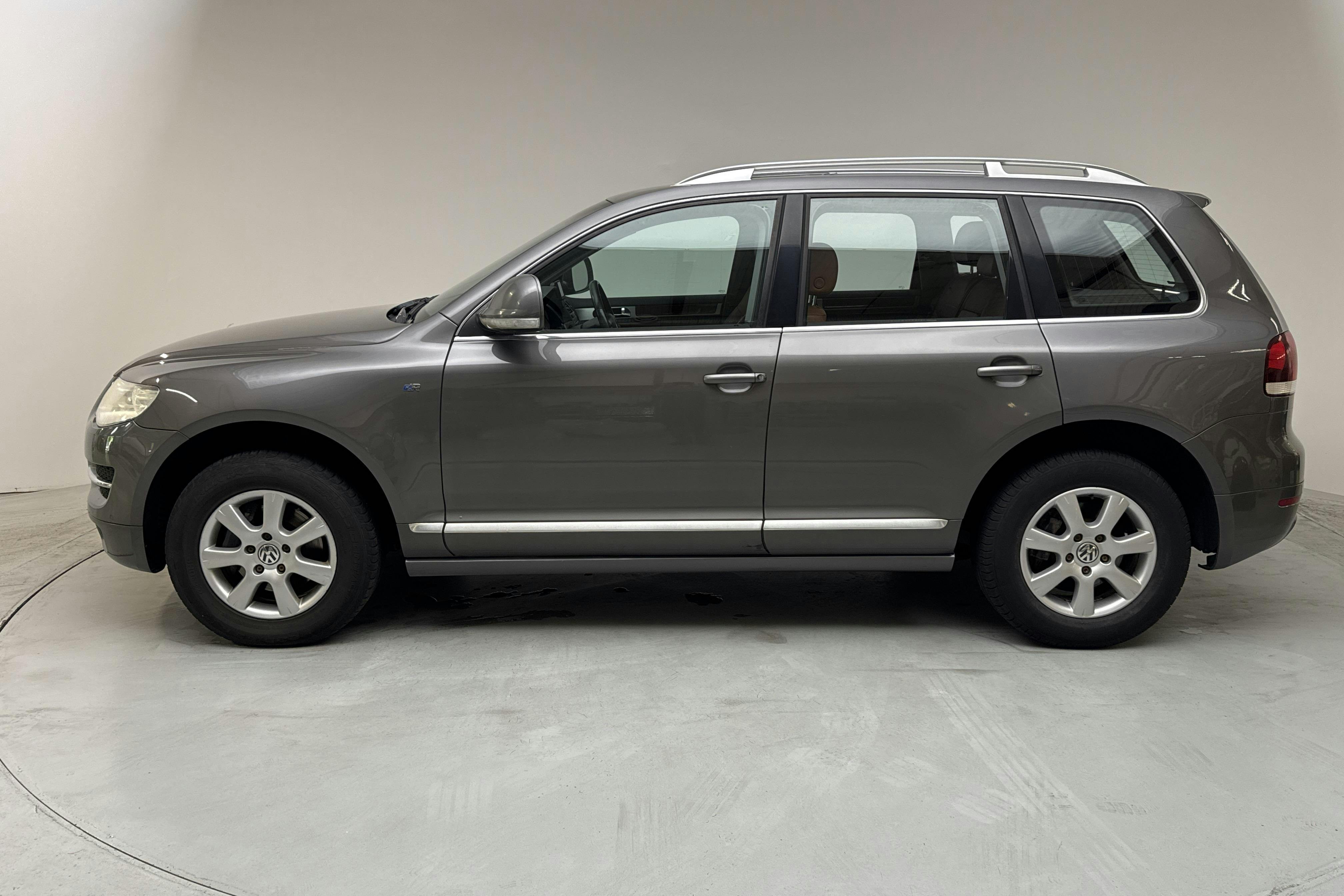 Presentationsfoto 2 av 16: VW Touareg 3.0 V6 TDI (240hk) - 27 862 mil - Automat - Dark Grey - 2010