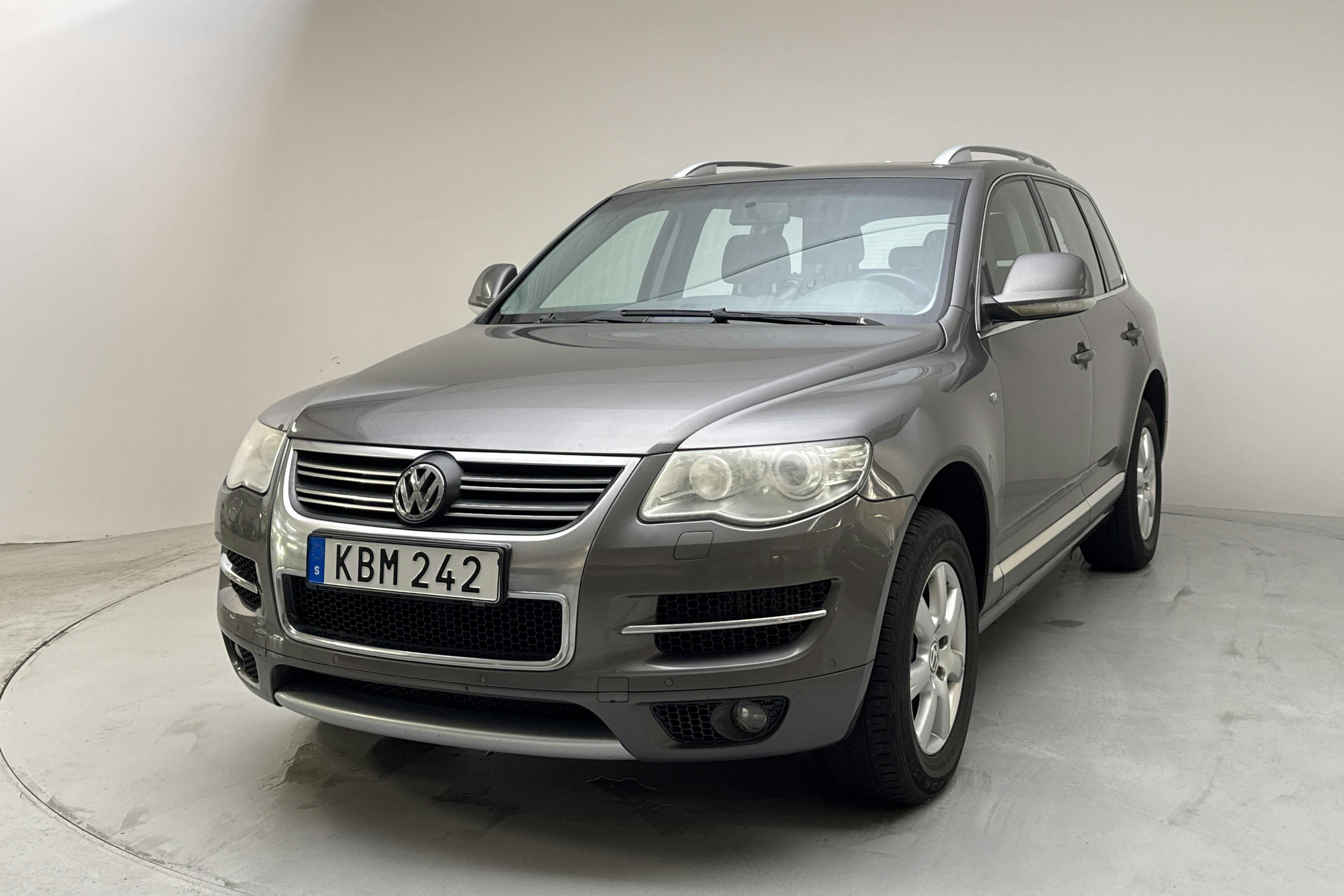 Presentationsfoto 1 av 16: VW Touareg 3.0 V6 TDI (240hk) - 27 862 mil - Automat - Dark Grey - 2010