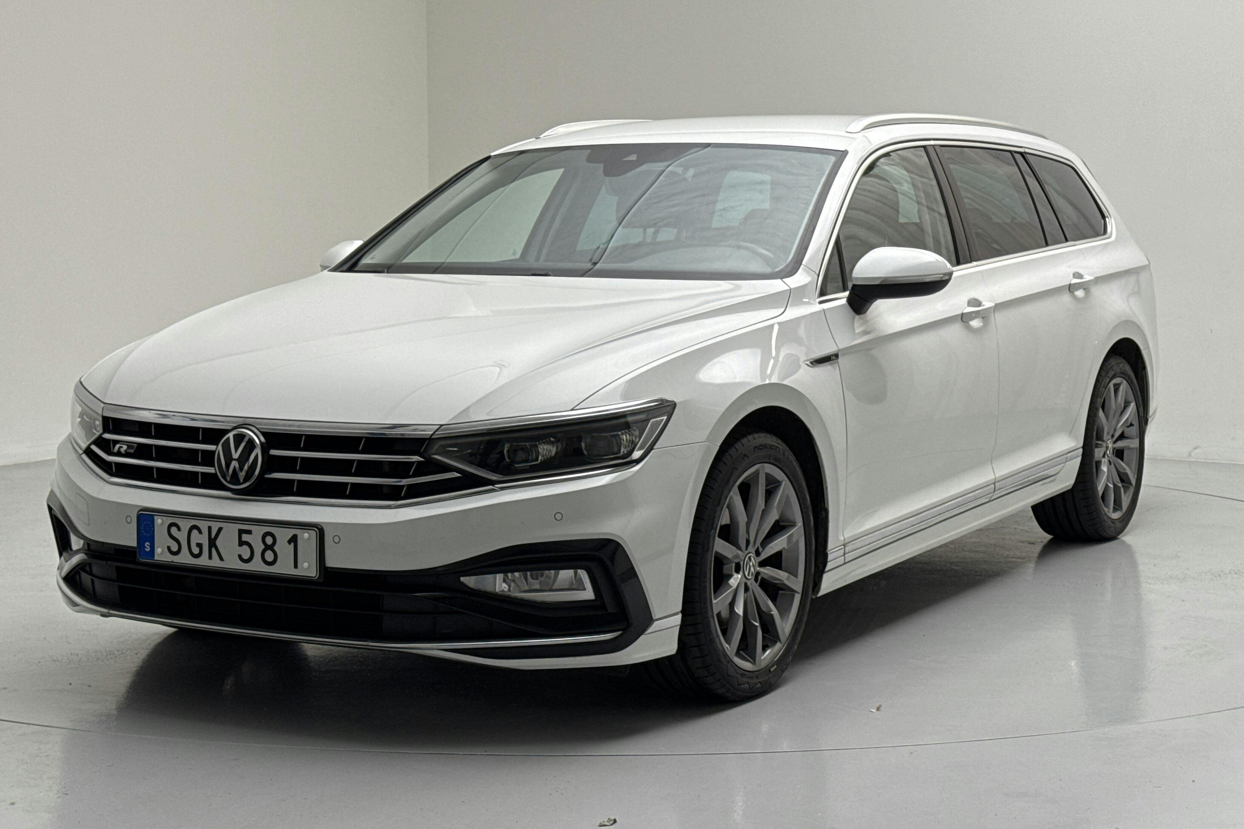 VW Passat 2.0 TDI Sportscombi 4Motion (200hk) - 9 575 mil - Automat - vit - 2021