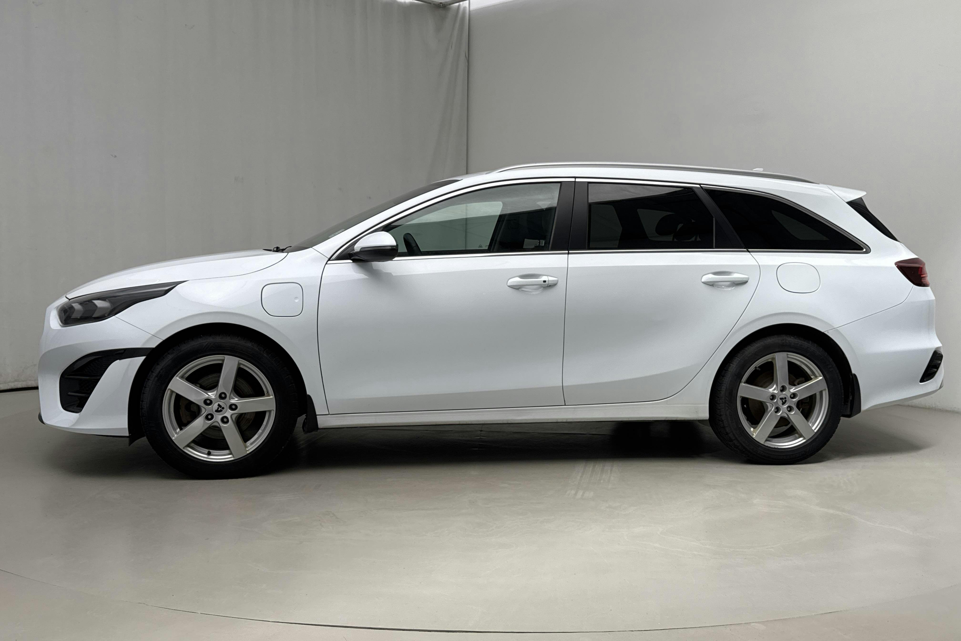 Presentationsfoto 2 av 20: KIA Ceed 1.6 Plug-in Hybrid SW (141hk) - 6 459 mil - Automat - vit - 2022