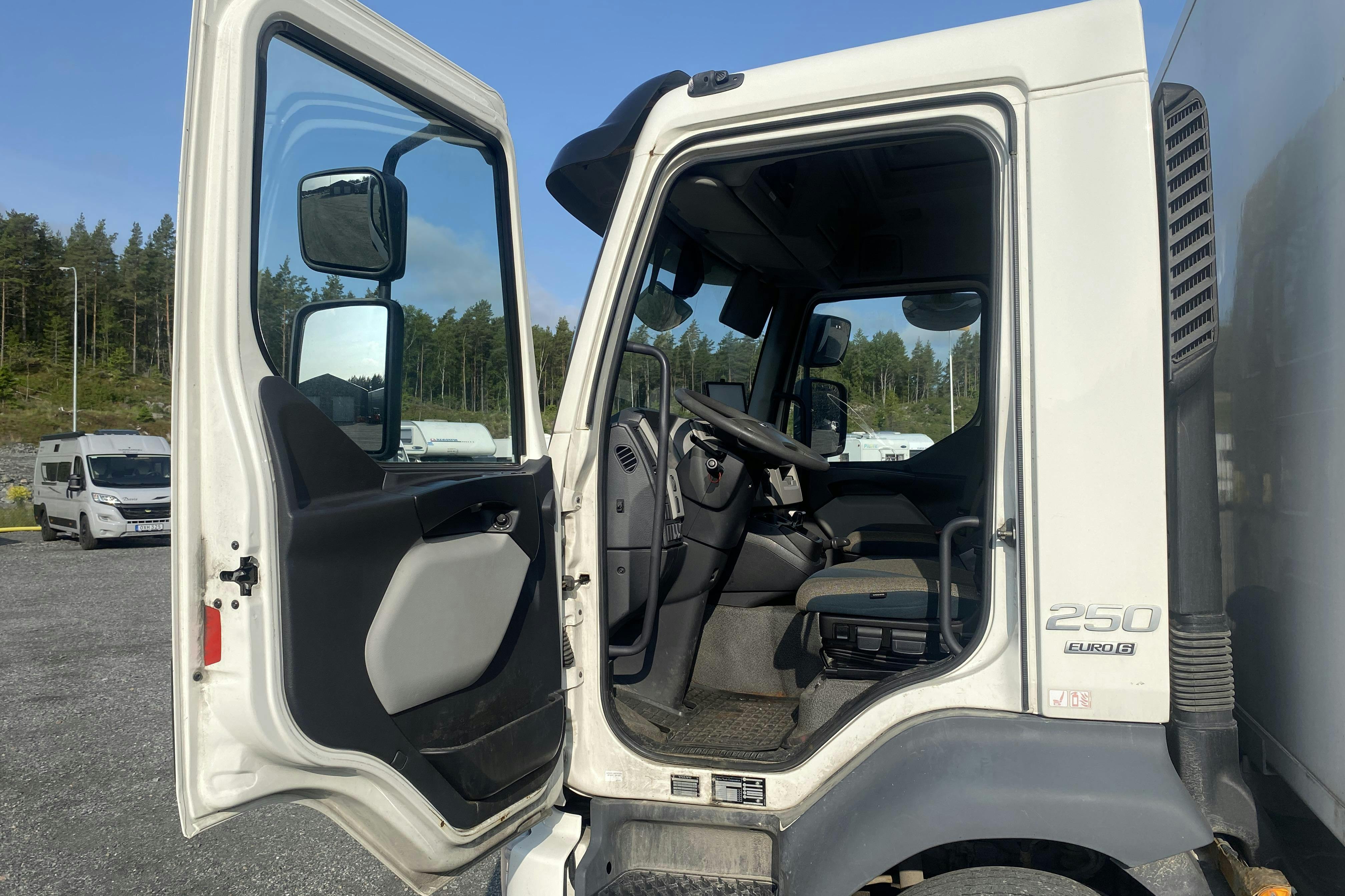 VOLVO FL250 - 293 214 km - Automatic - white - 2017