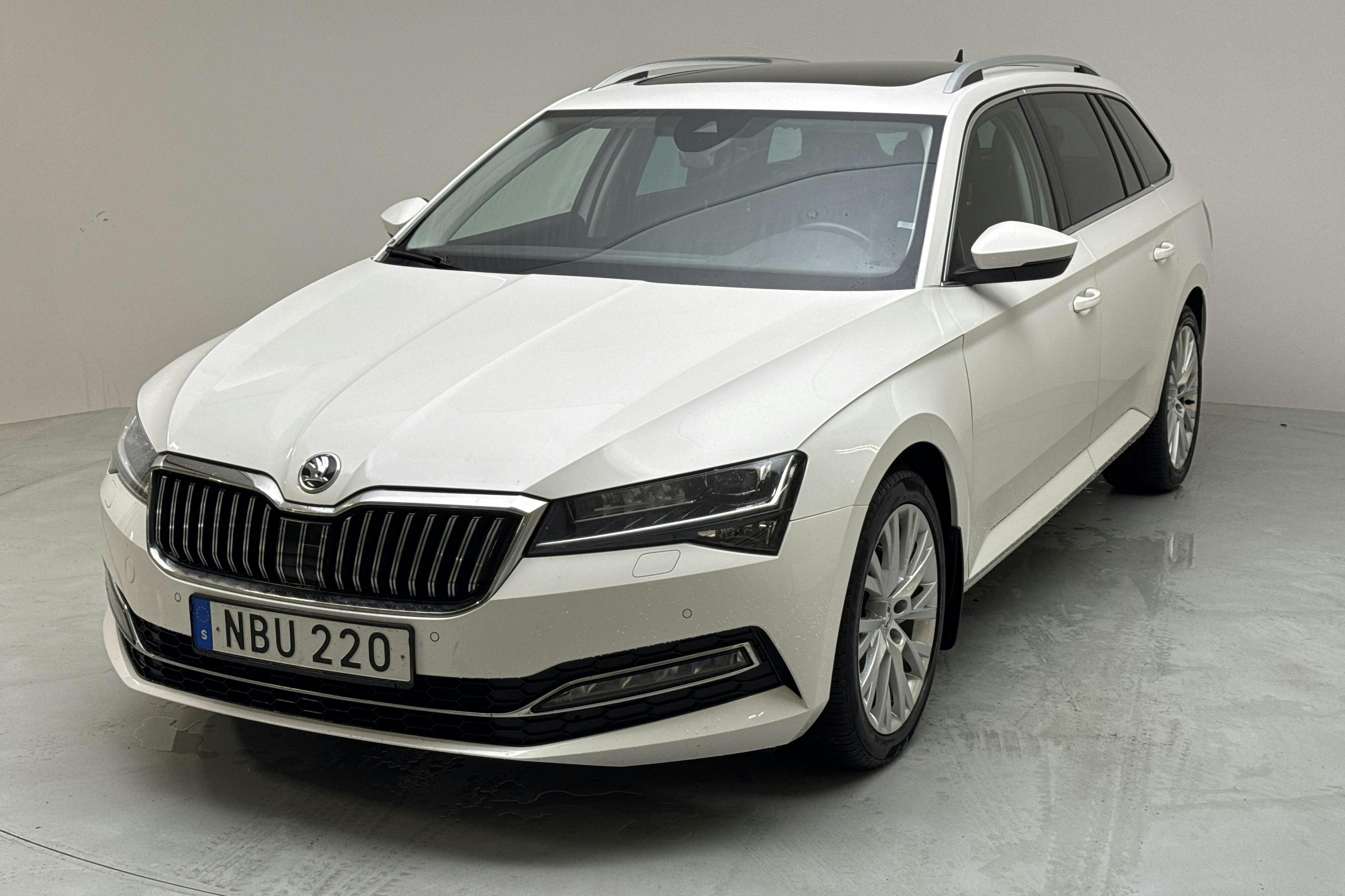 Skoda Superb 2.0 TDI 4x4 Kombi (190hk) - 13 856 mil - Automat - vit - 2020
