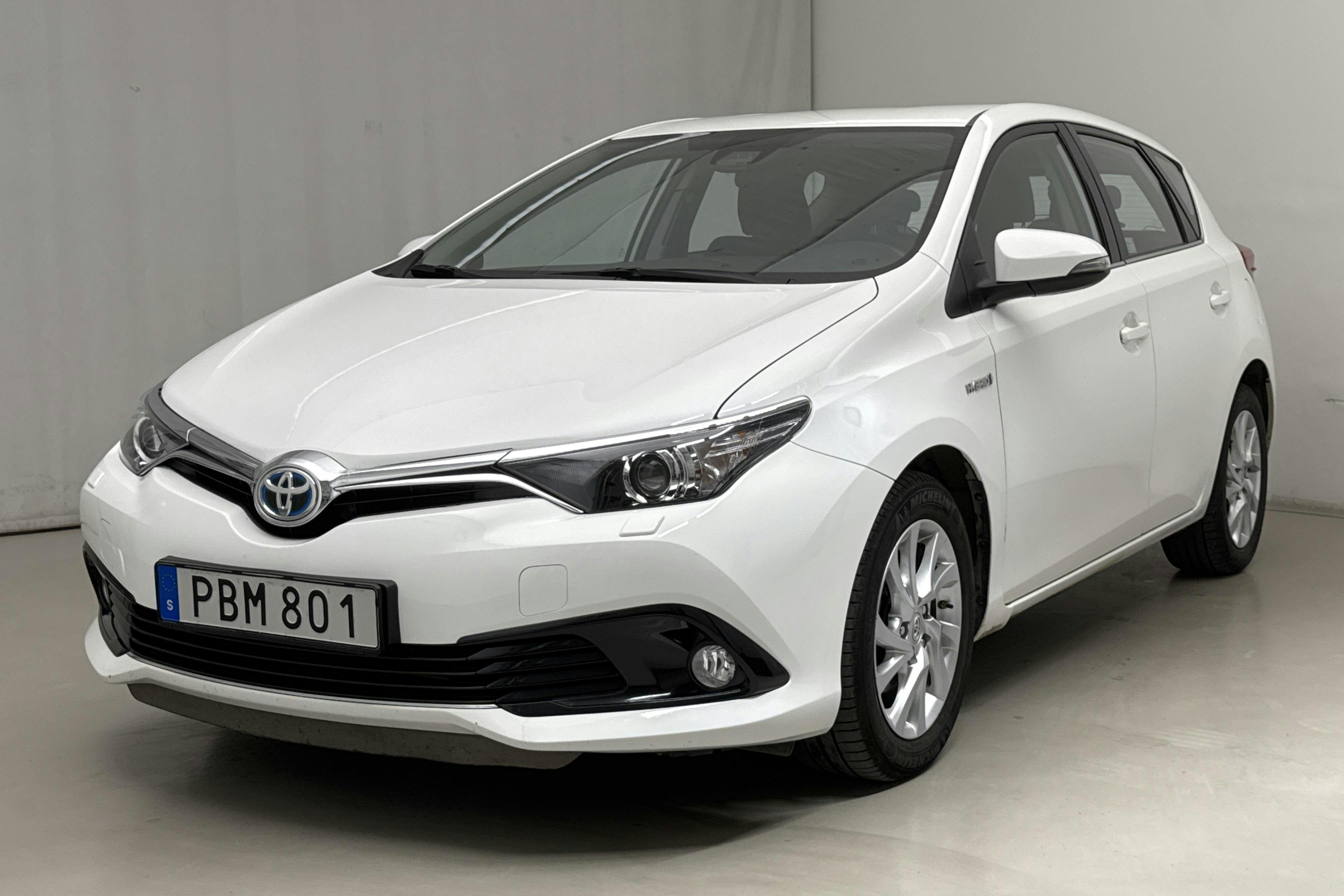 Toyota Auris 1.8 HSD 5dr (99hk) - 39 610 km - Automatyczna - biały - 2016