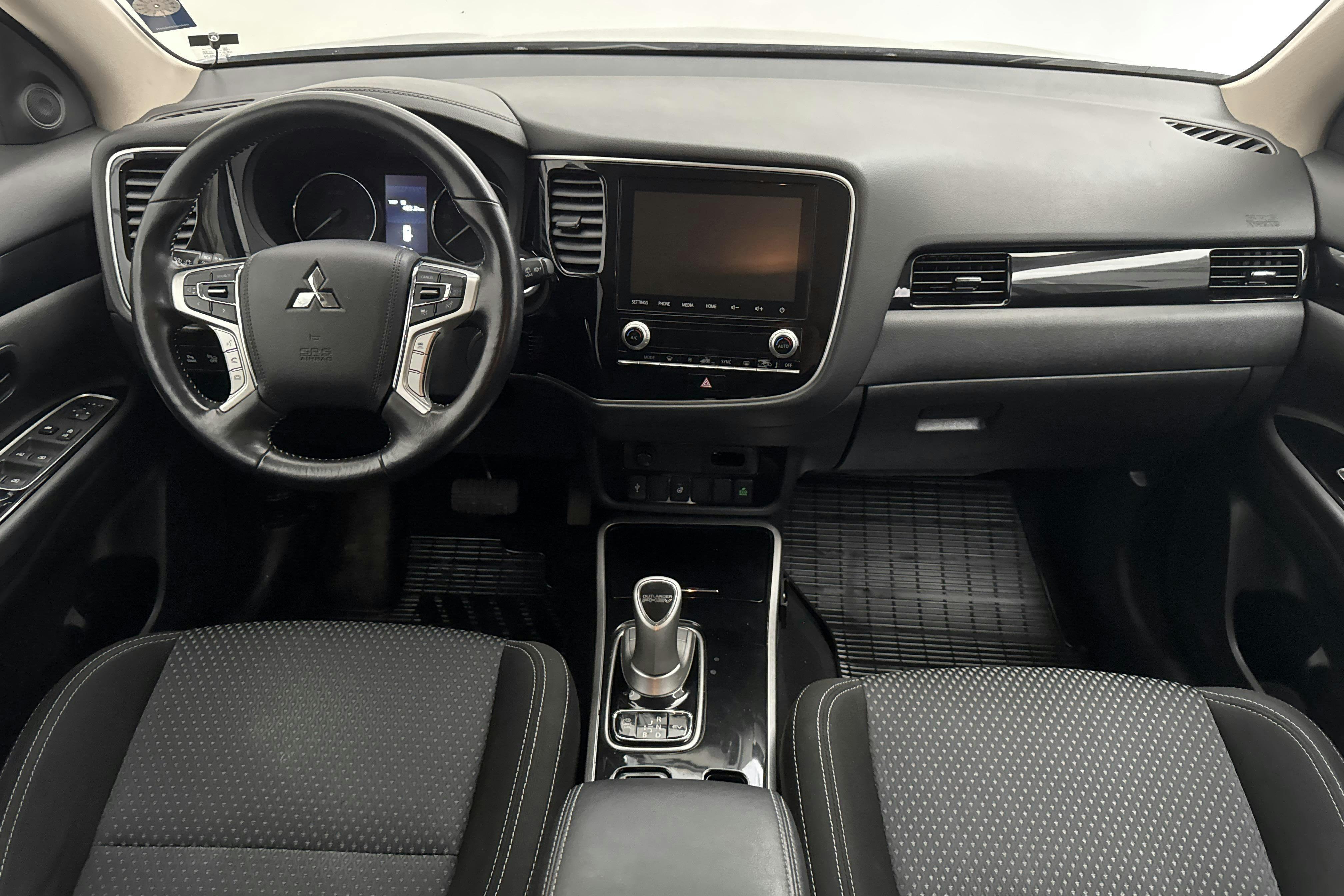 Mitsubishi Outlander 2.4 Plug-in Hybrid 4WD (136hk) - 5 018 mil - Automat - grå - 2020