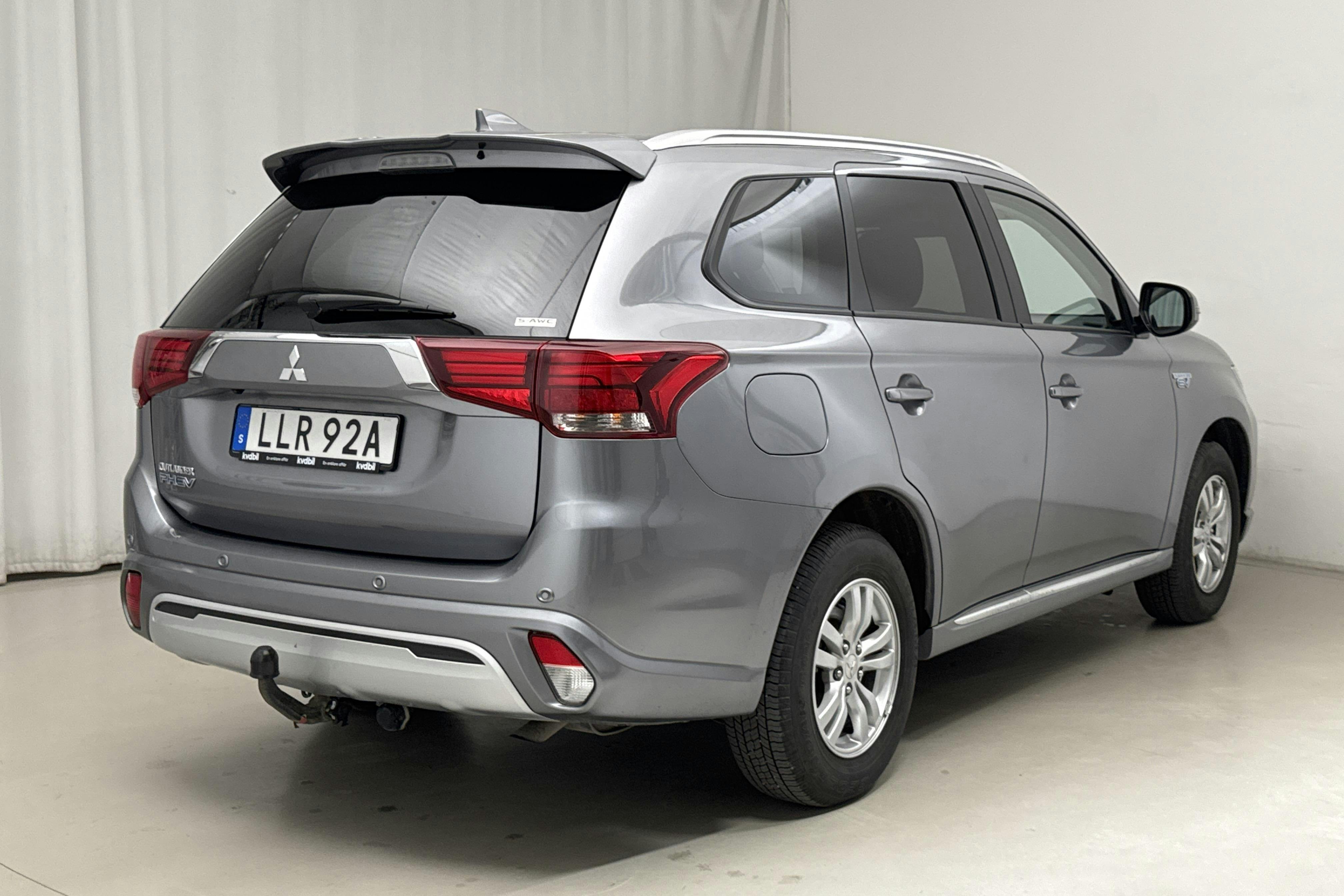 Mitsubishi Outlander 2.4 Plug-in Hybrid 4WD (136hk) - 5 018 mil - Automat - grå - 2020