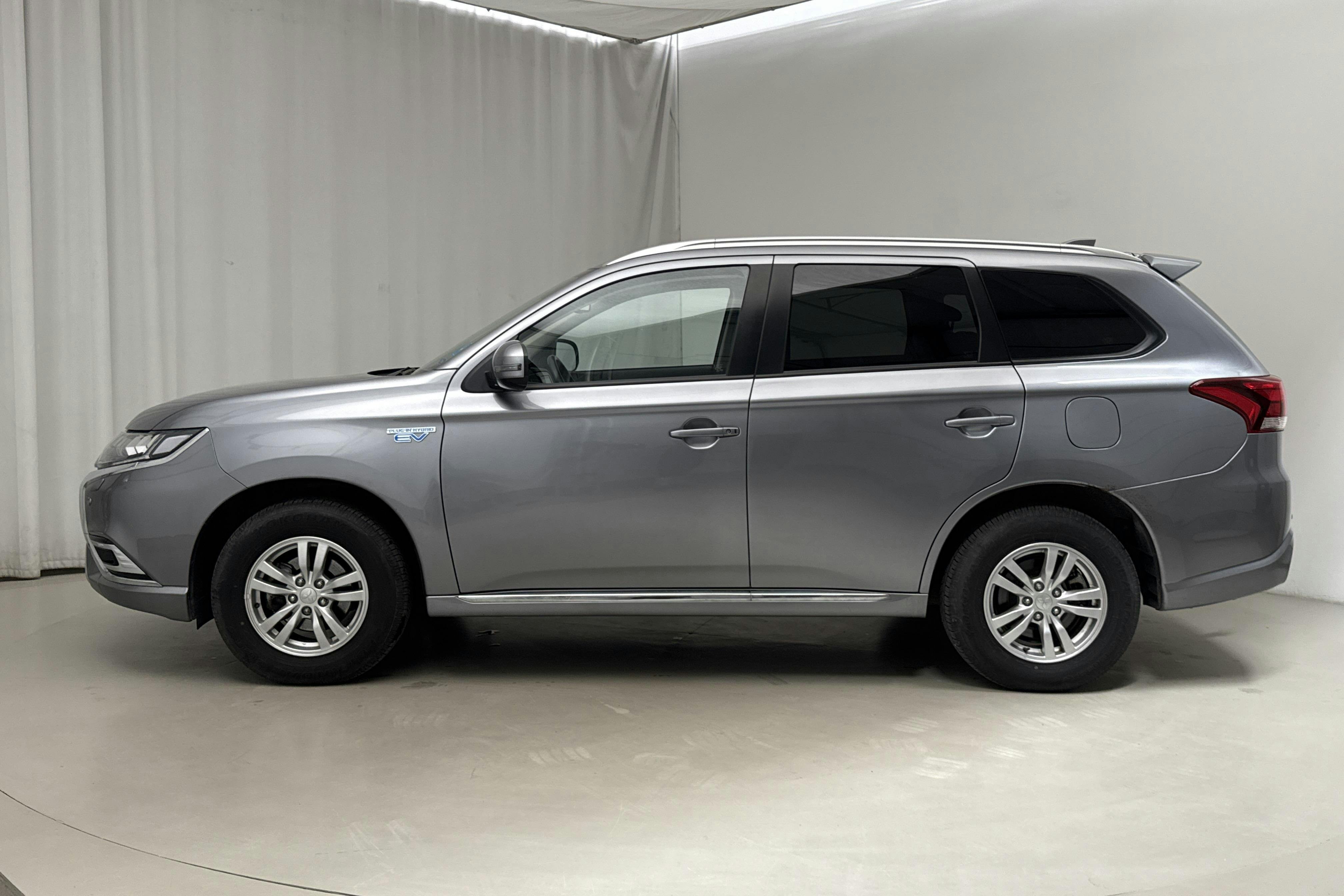 Mitsubishi Outlander 2.4 Plug-in Hybrid 4WD (136hk) - 5 018 mil - Automat - grå - 2020
