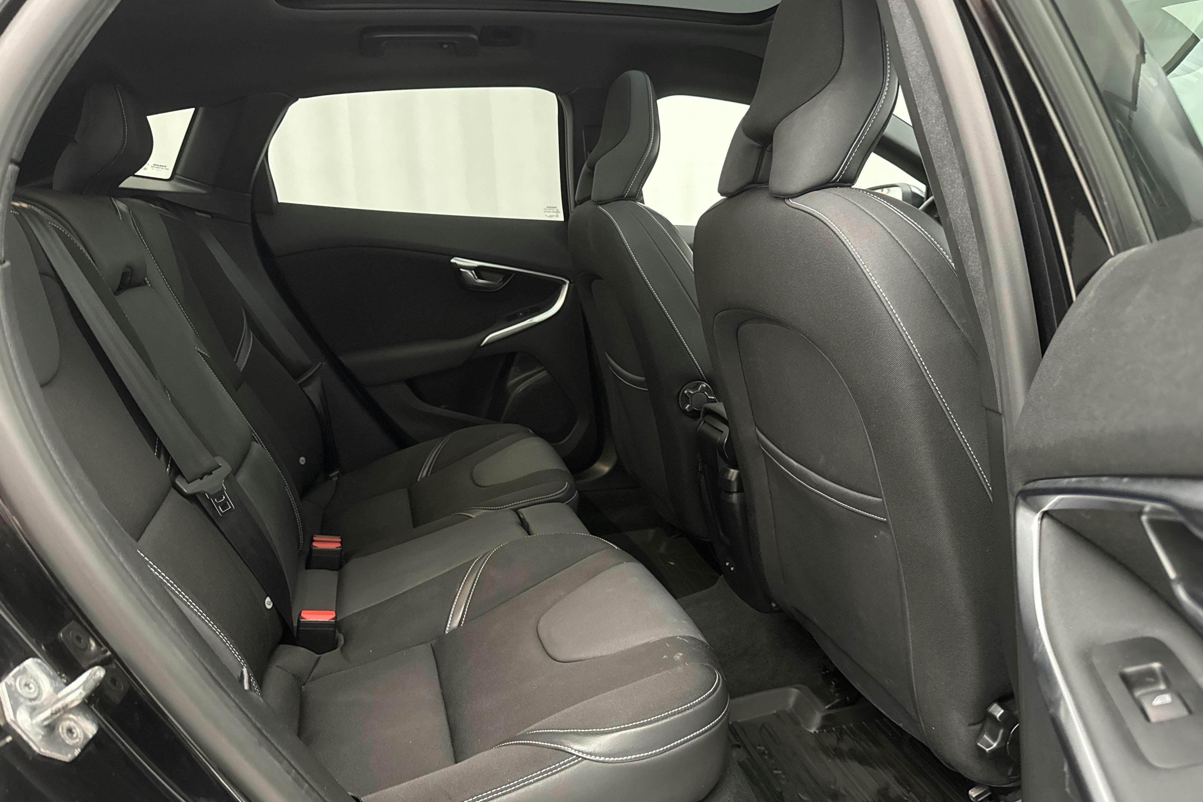 Volvo V40 T3 (152hk) - 12 042 mil - Automat - svart - 2018