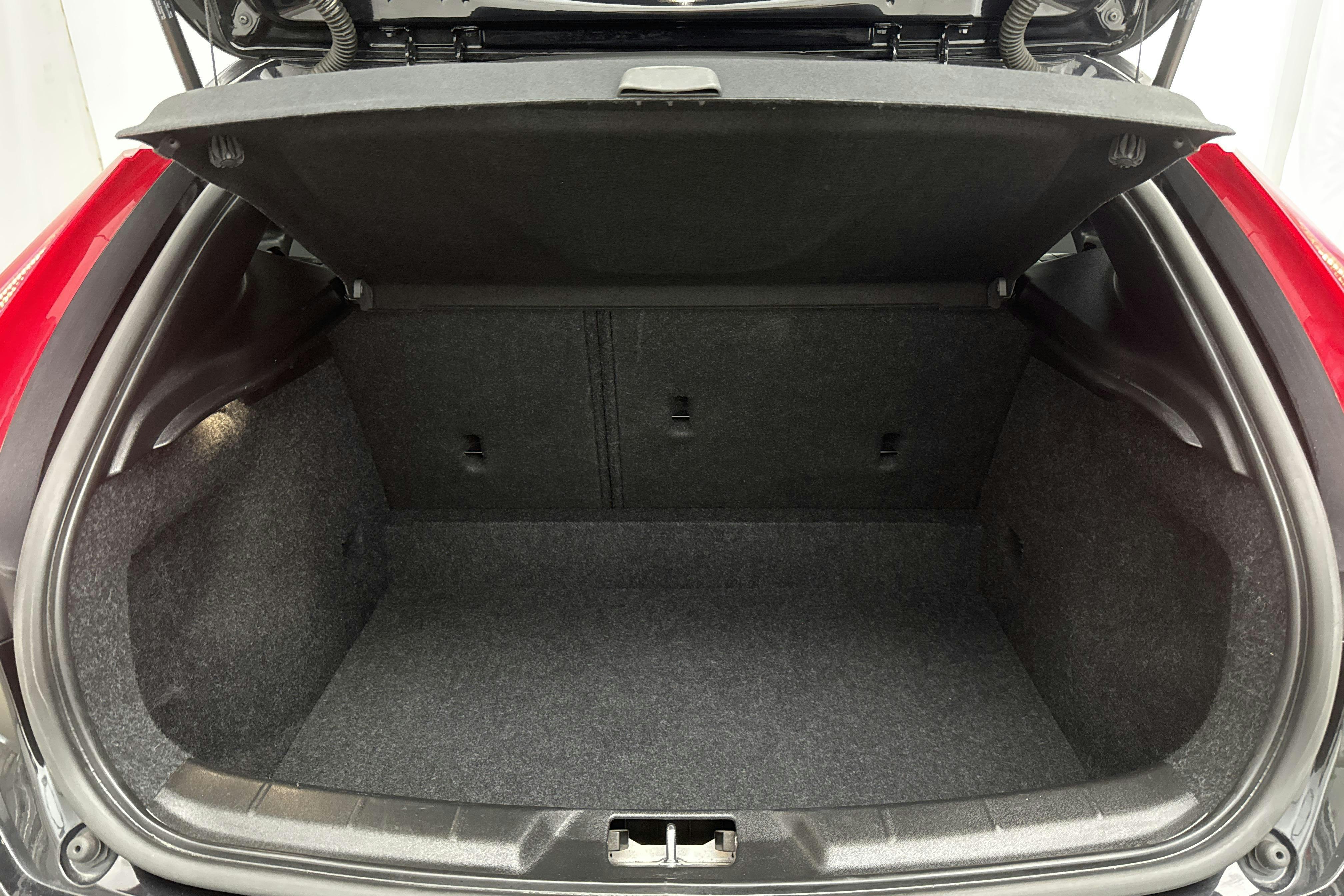 Volvo V40 T3 (152hk) - 12 042 mil - Automat - svart - 2018