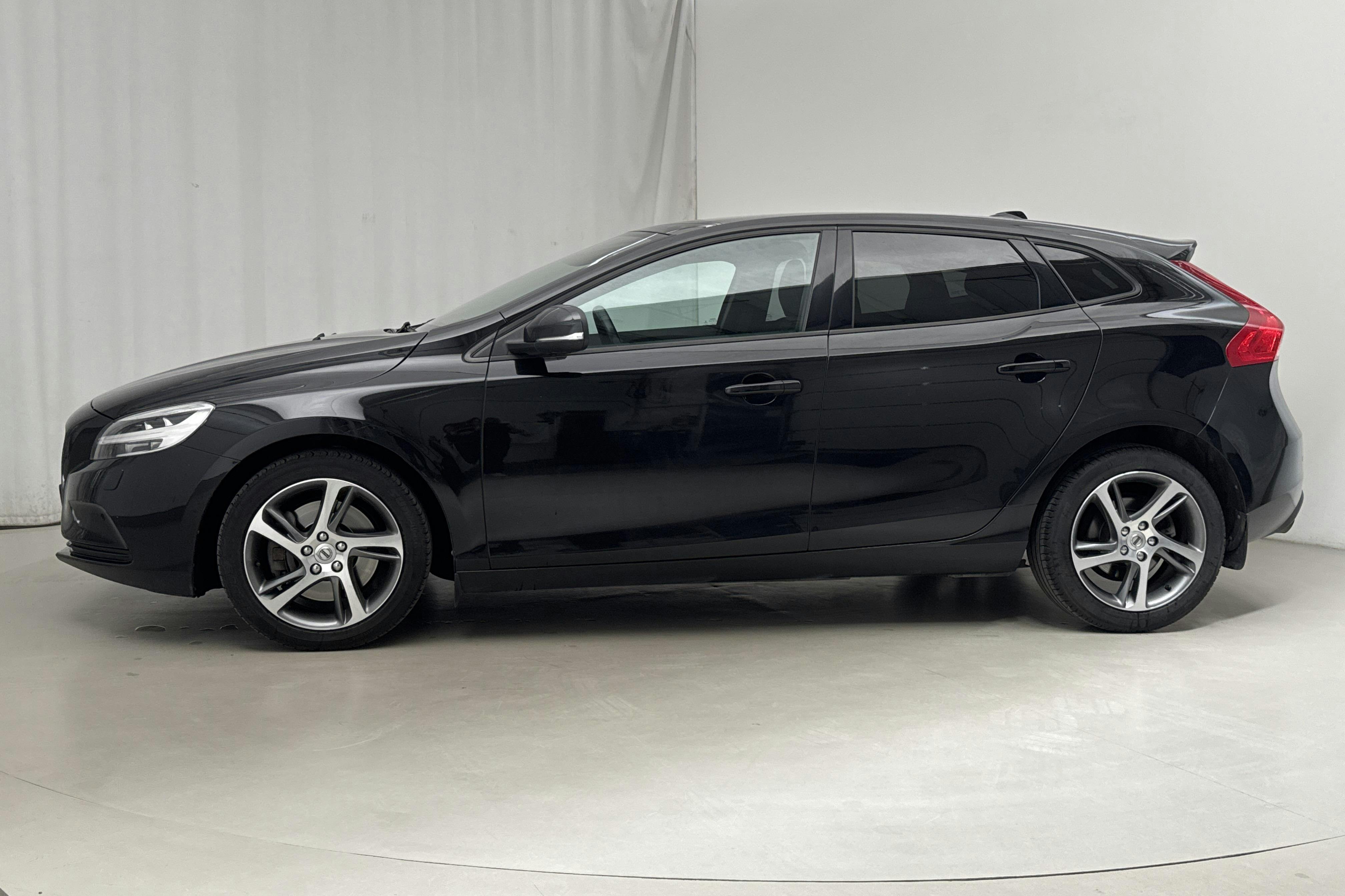 Volvo V40 T3 (152hk) - 12 042 mil - Automat - svart - 2018