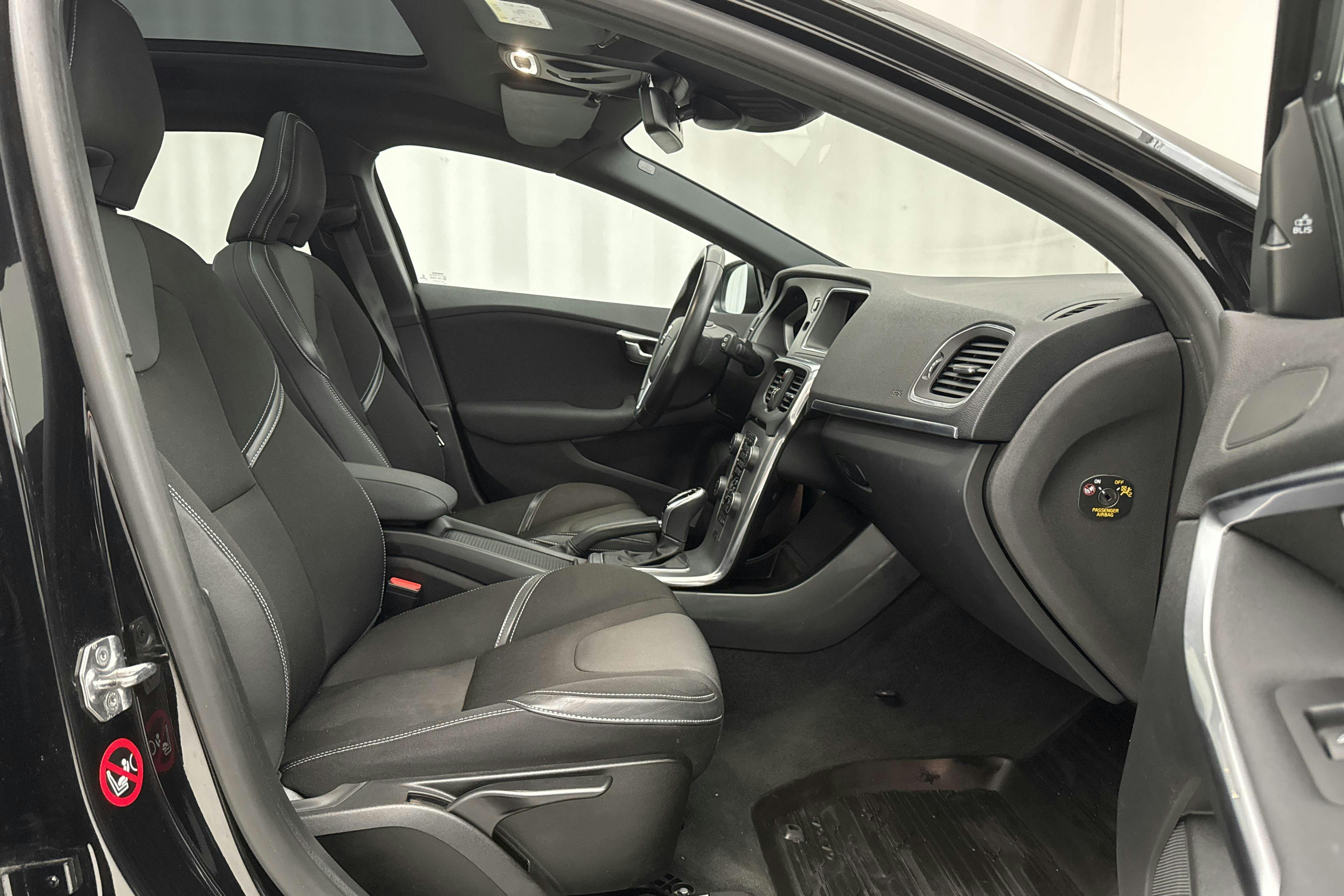 Volvo V40 T3 (152hk) - 12 042 mil - Automat - svart - 2018
