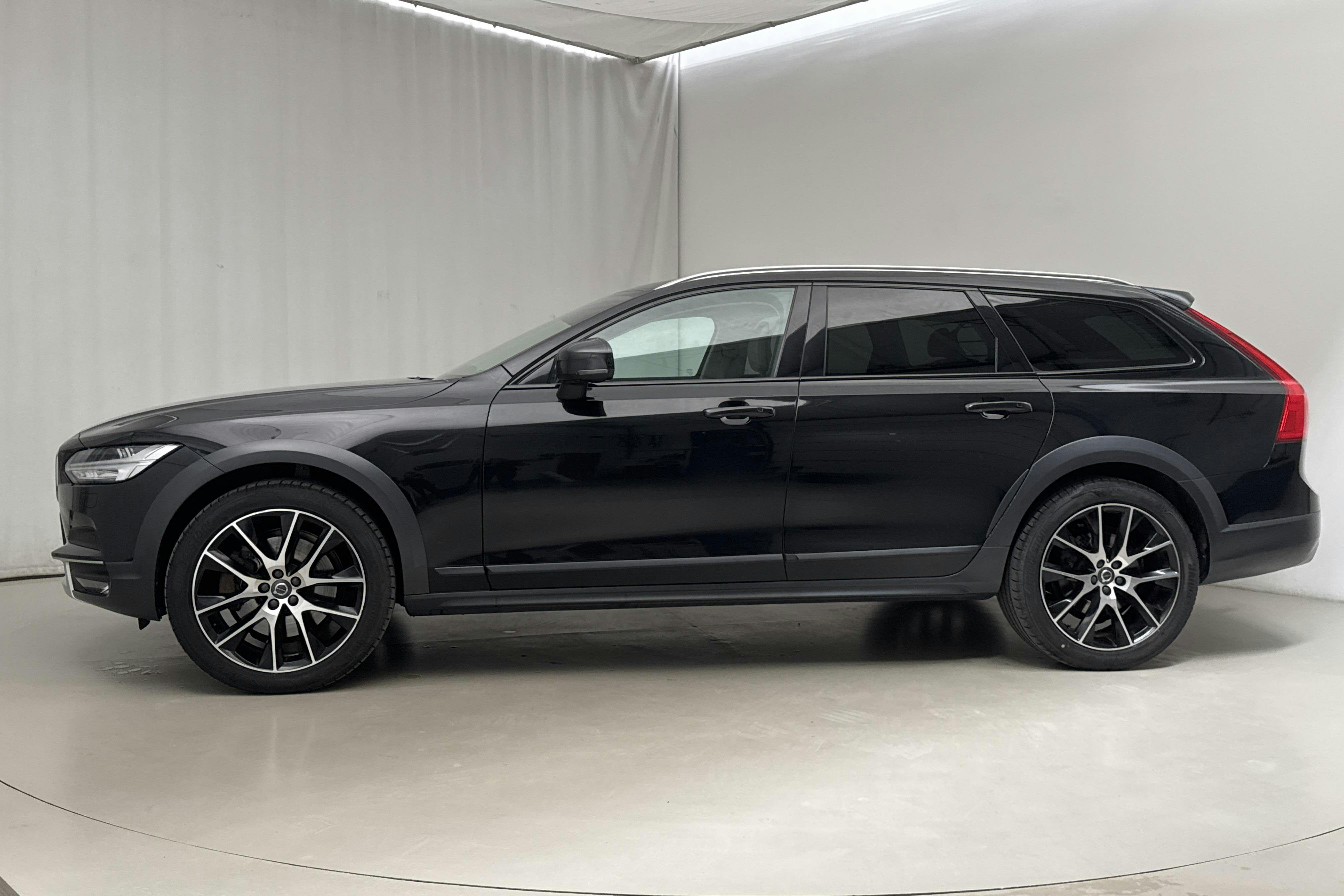 Volvo V90 D5 Cross Country AWD (235hk) - 20 436 mil - Automat - svart - 2018