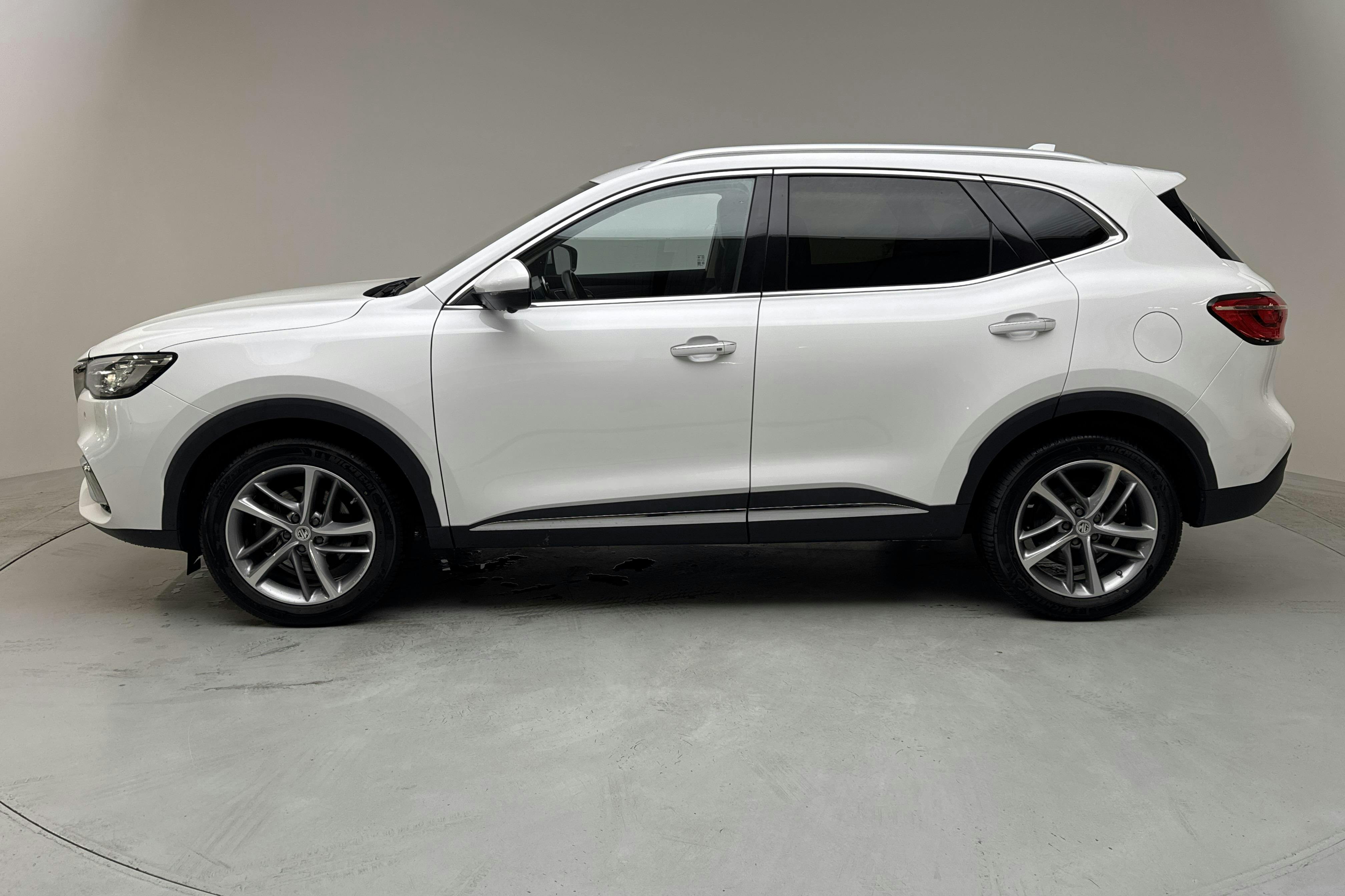 Presentationsfoto 2 av 16: MG EHS 1.5T PHEV (258hk) - 6 562 mil - Automat - vit - 2022