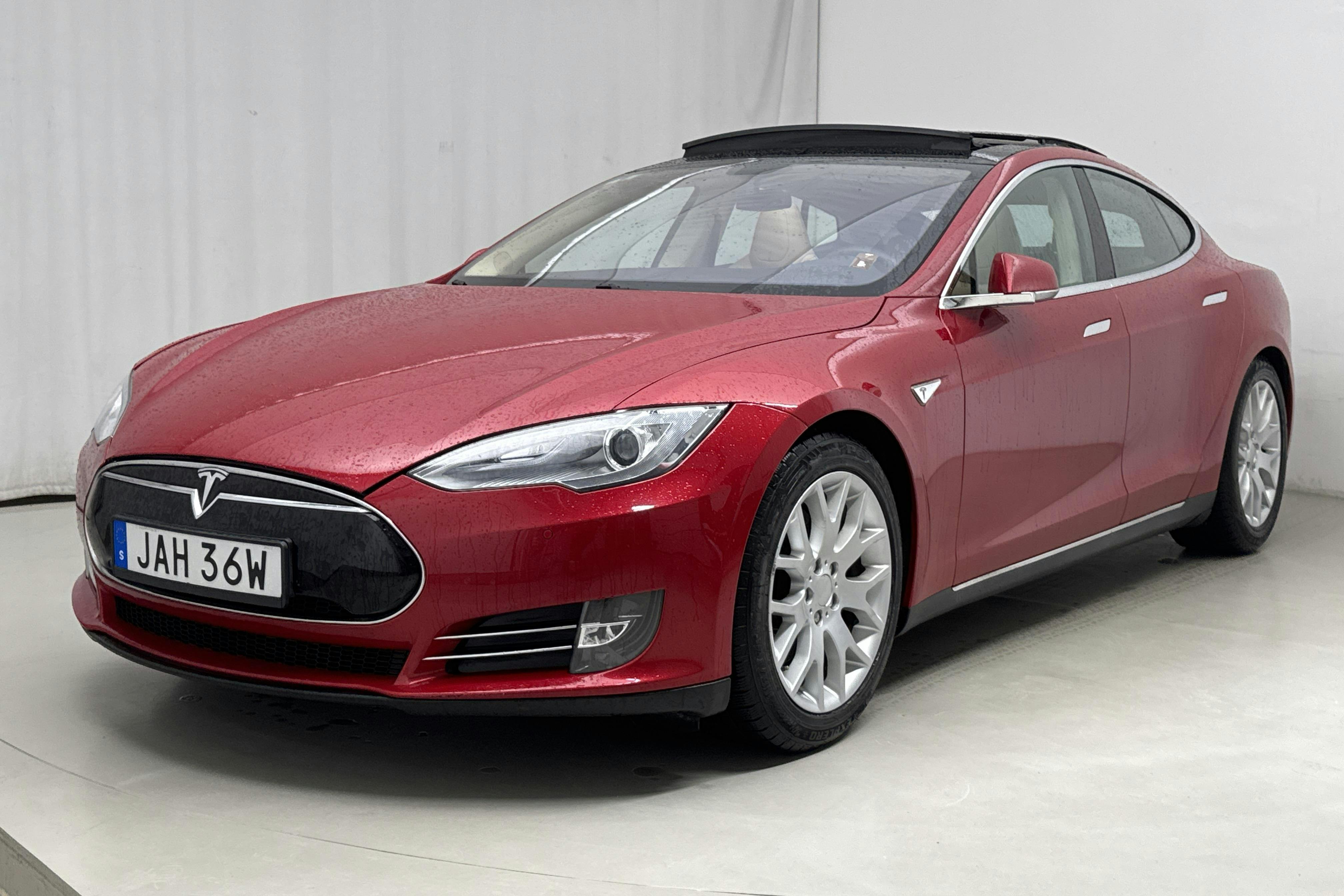 Tesla Model S 85 - 7 566 mil - Automat - röd - 2014