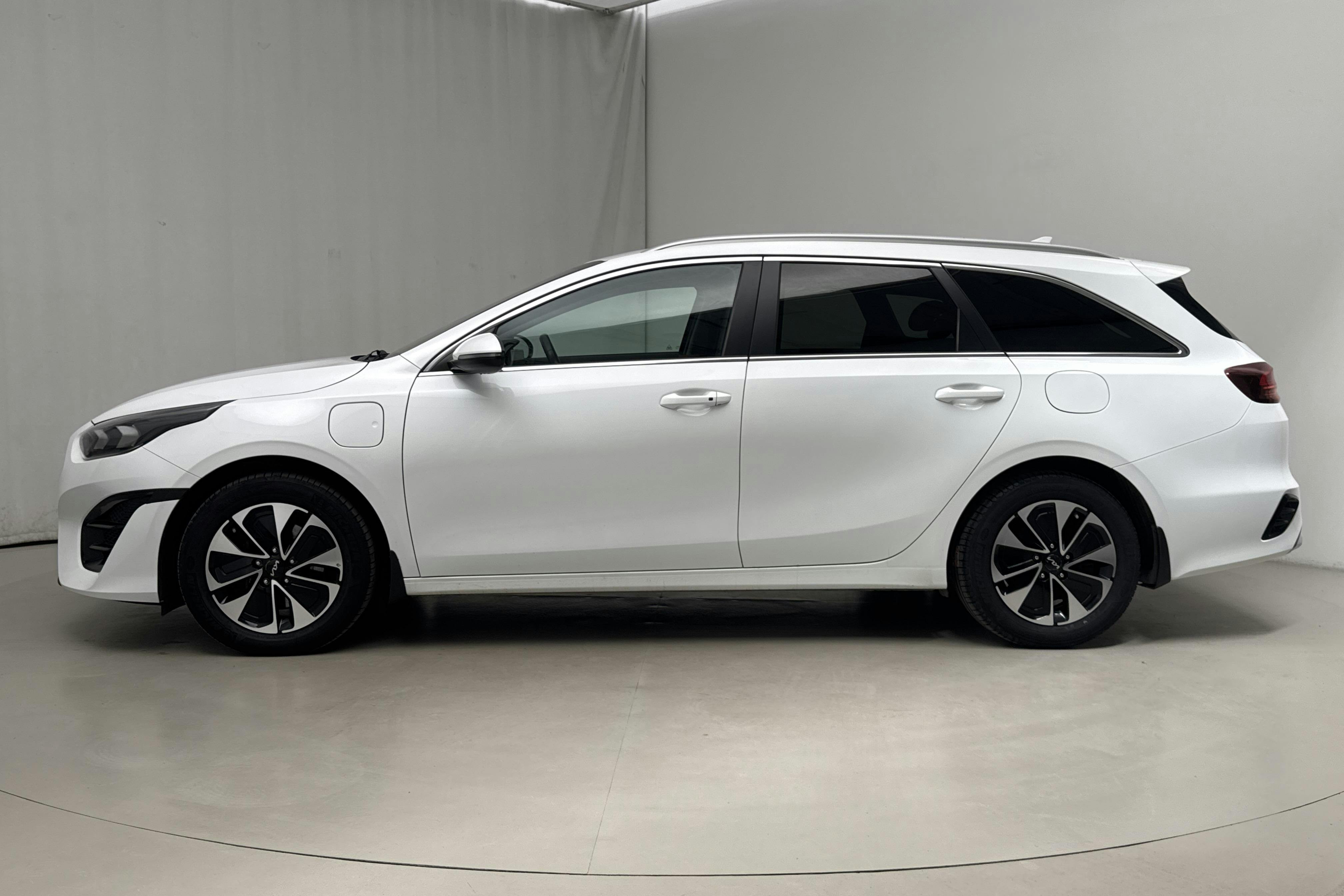 Presentation photo 2 of 18: KIA Ceed 1.6 Plug-in Hybrid SW (141hk) - 61 640 km - Automatic - white - 2022