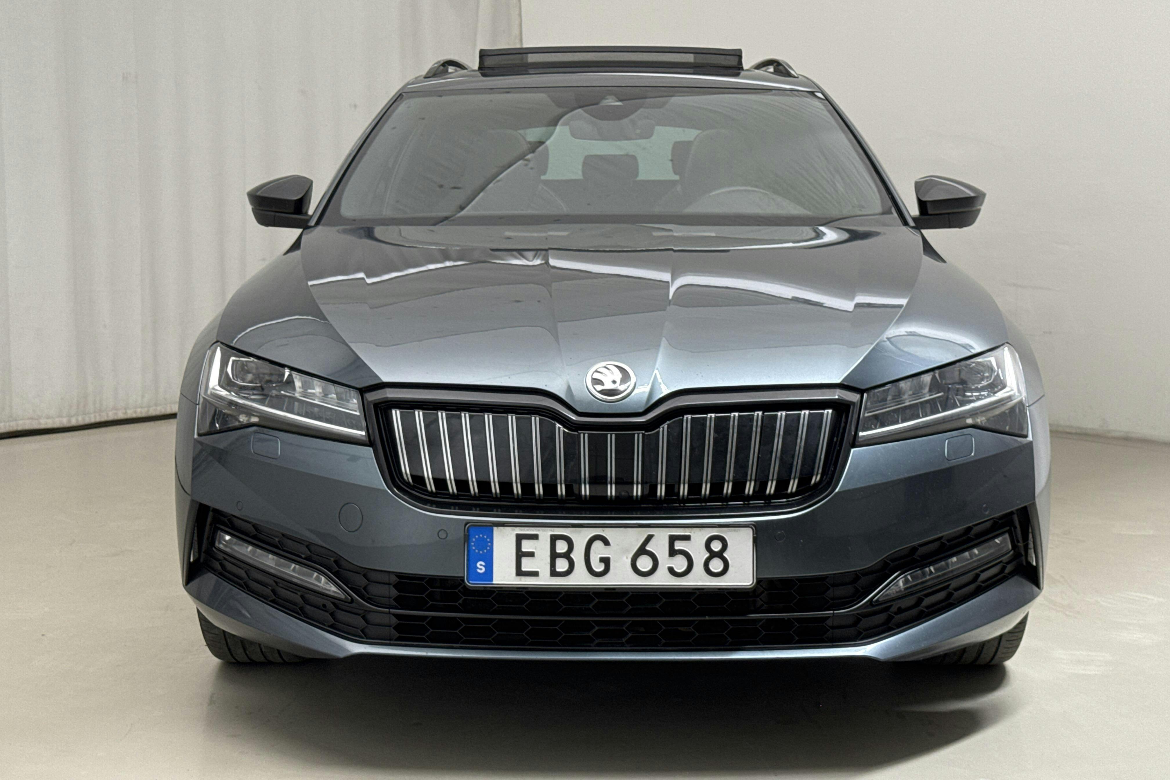 Skoda Superb 1.4 TSI PHEV Kombi (218hk) - 11 645 mil - Automat - grå - 2021