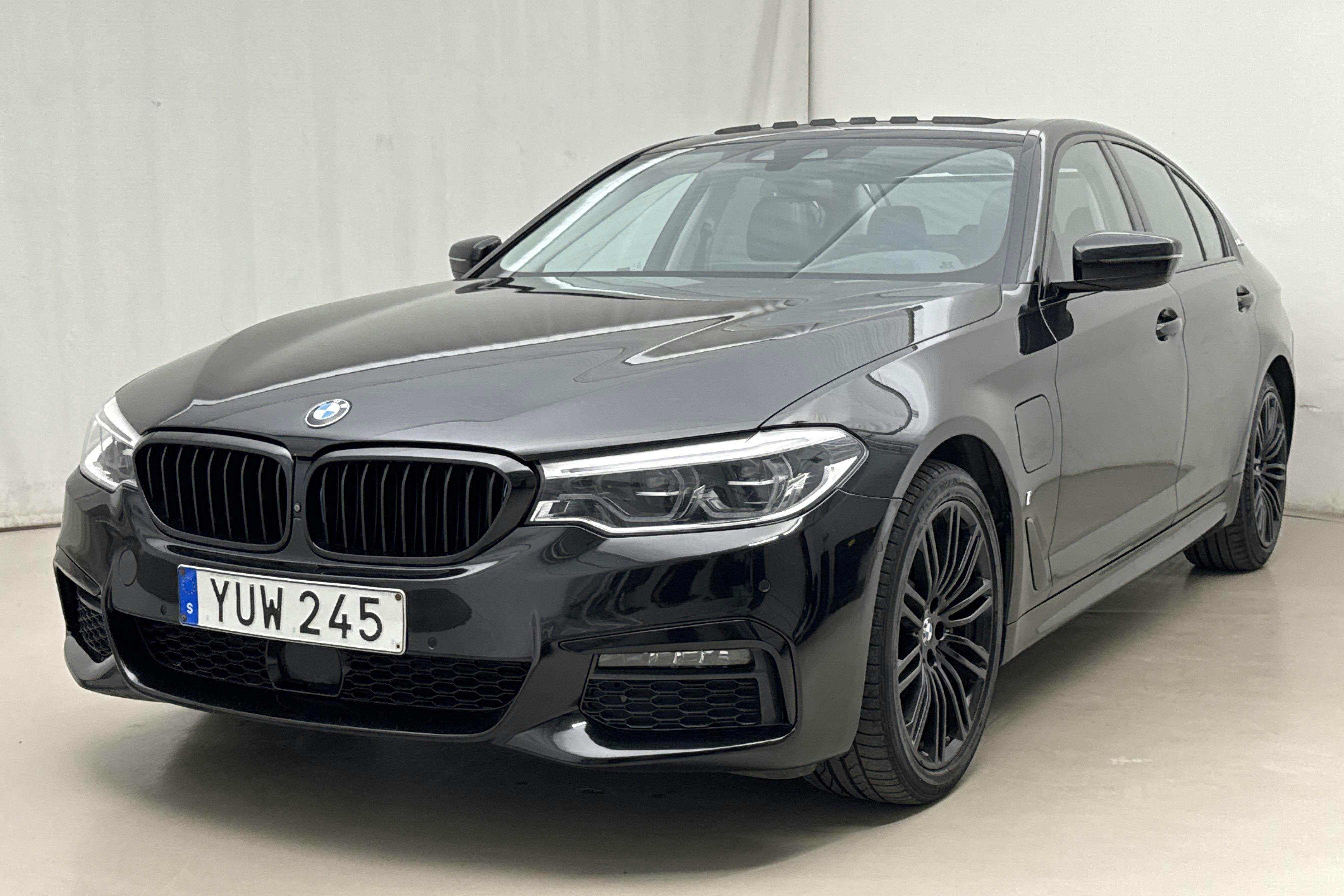 Presentation photo 1 of 25: BMW 530e iPerformance Sedan, G30 (252hk) - 98 070 km - Automatic - black - 2019