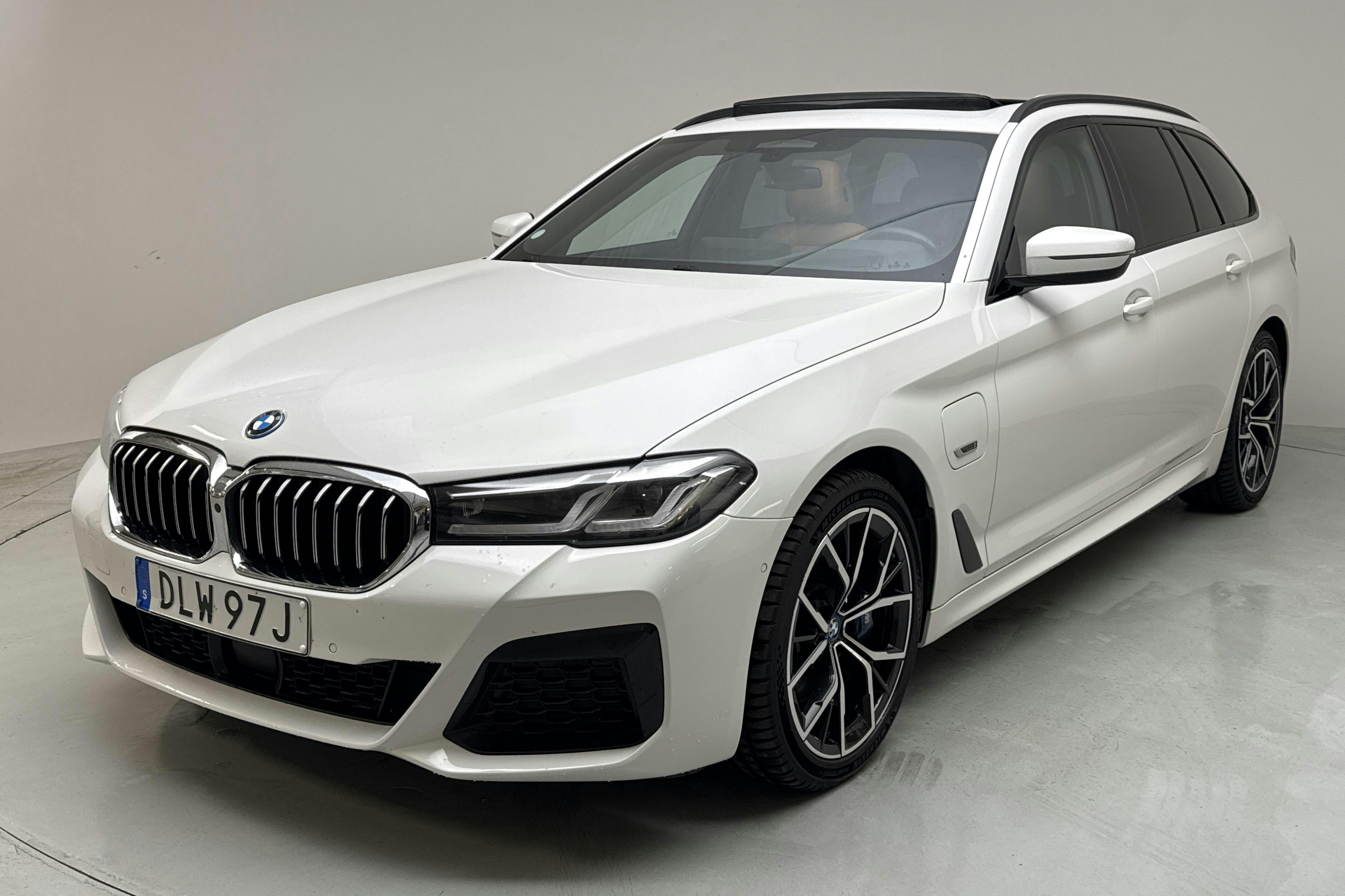 BMW 530e xDrive Touring, G31 12kWh LCI (292hk) - 11 442 mil - Automat - vit - 2023