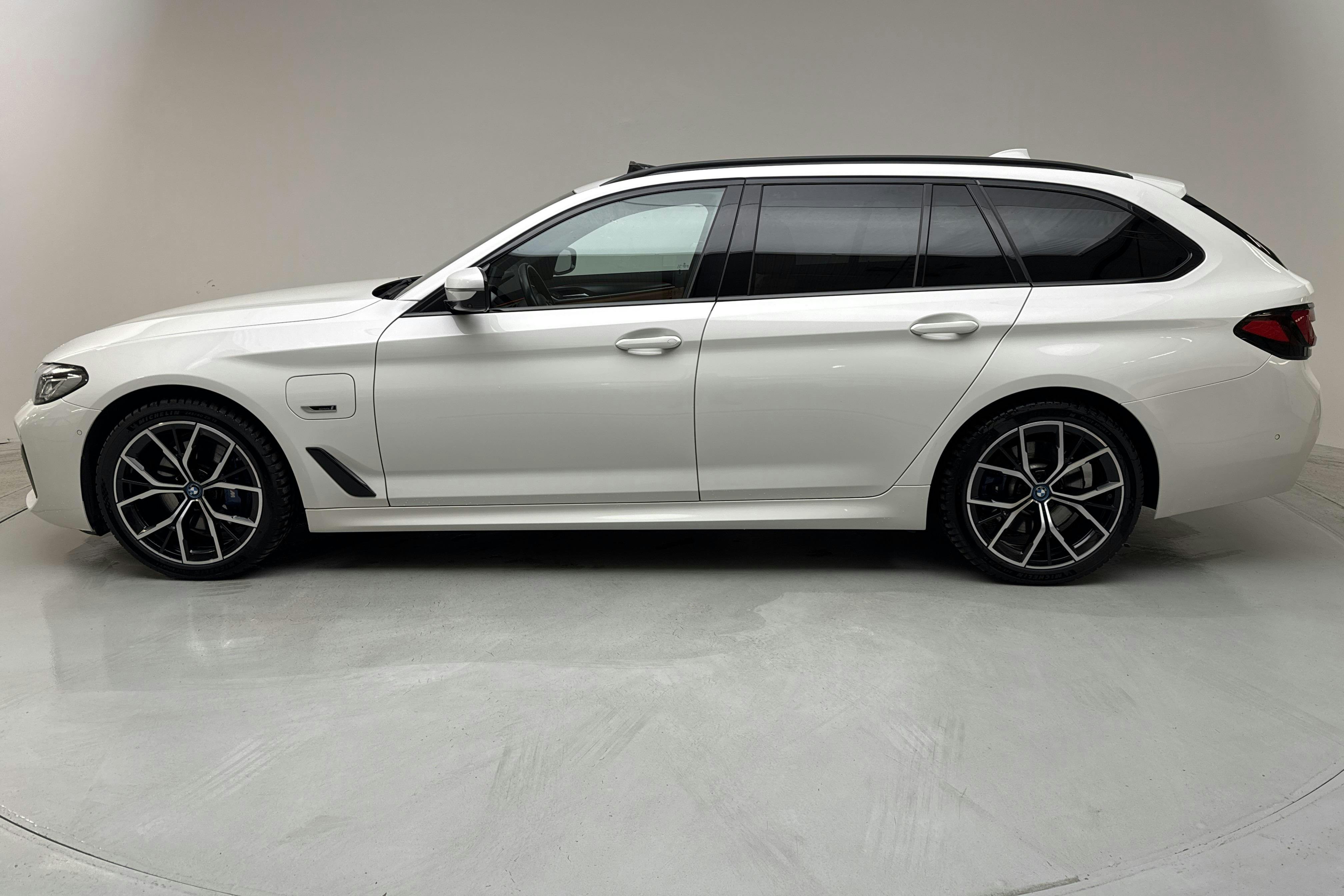 BMW 530e xDrive Touring, G31 12kWh LCI (292hk) - 11 442 mil - Automat - vit - 2023