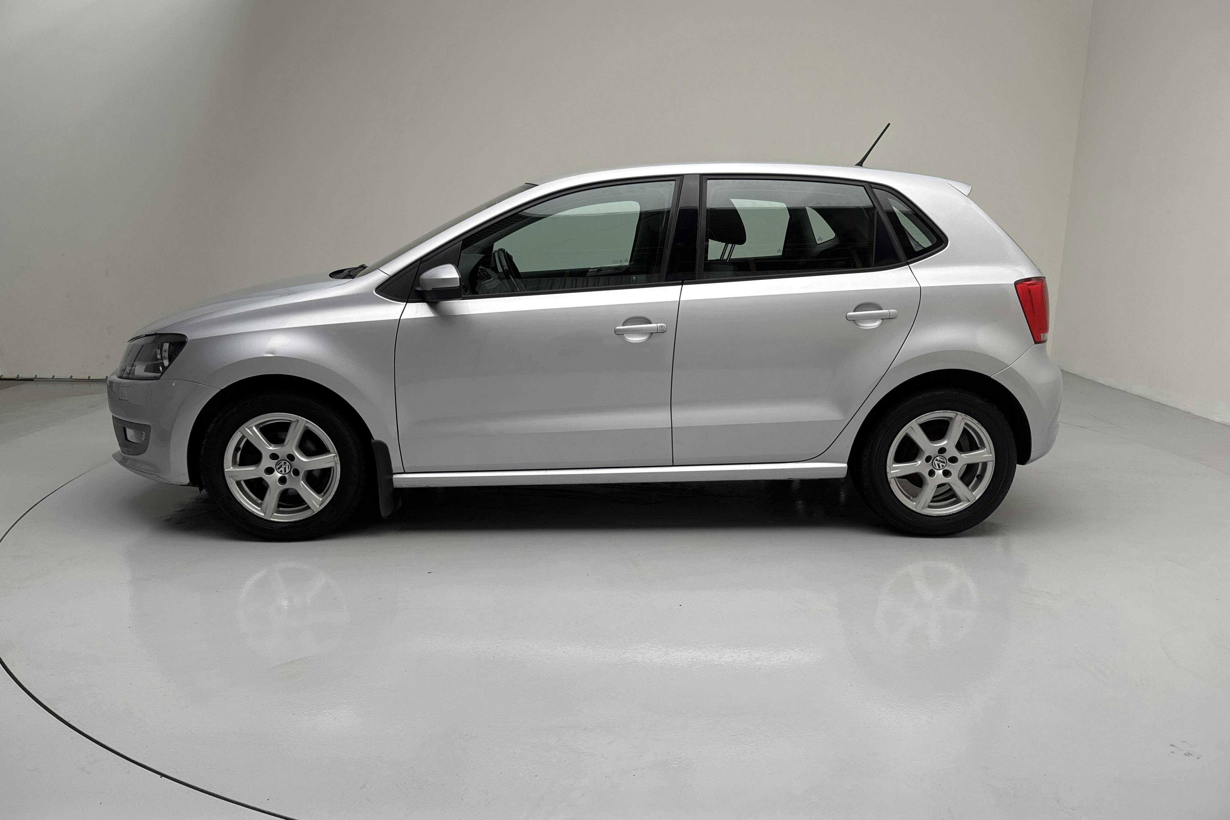 Presentationsfoto 2 av 12: VW Polo 1.4 5dr (85hk) - 23 651 mil - Manuell - silver - 2011