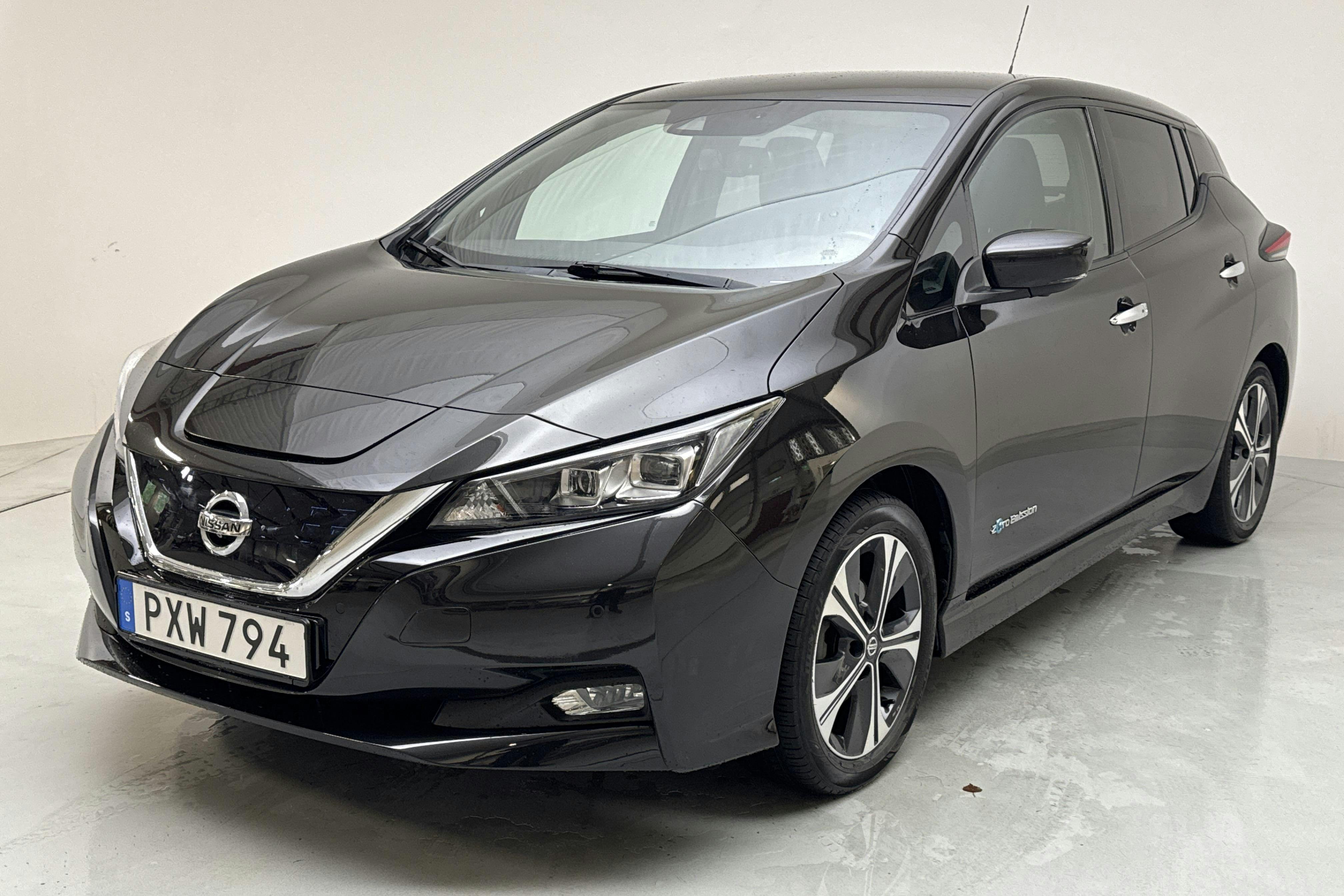 Nissan LEAF 5dr 39 kWh (150hk) - 10 008 mil - Automat - svart - 2018