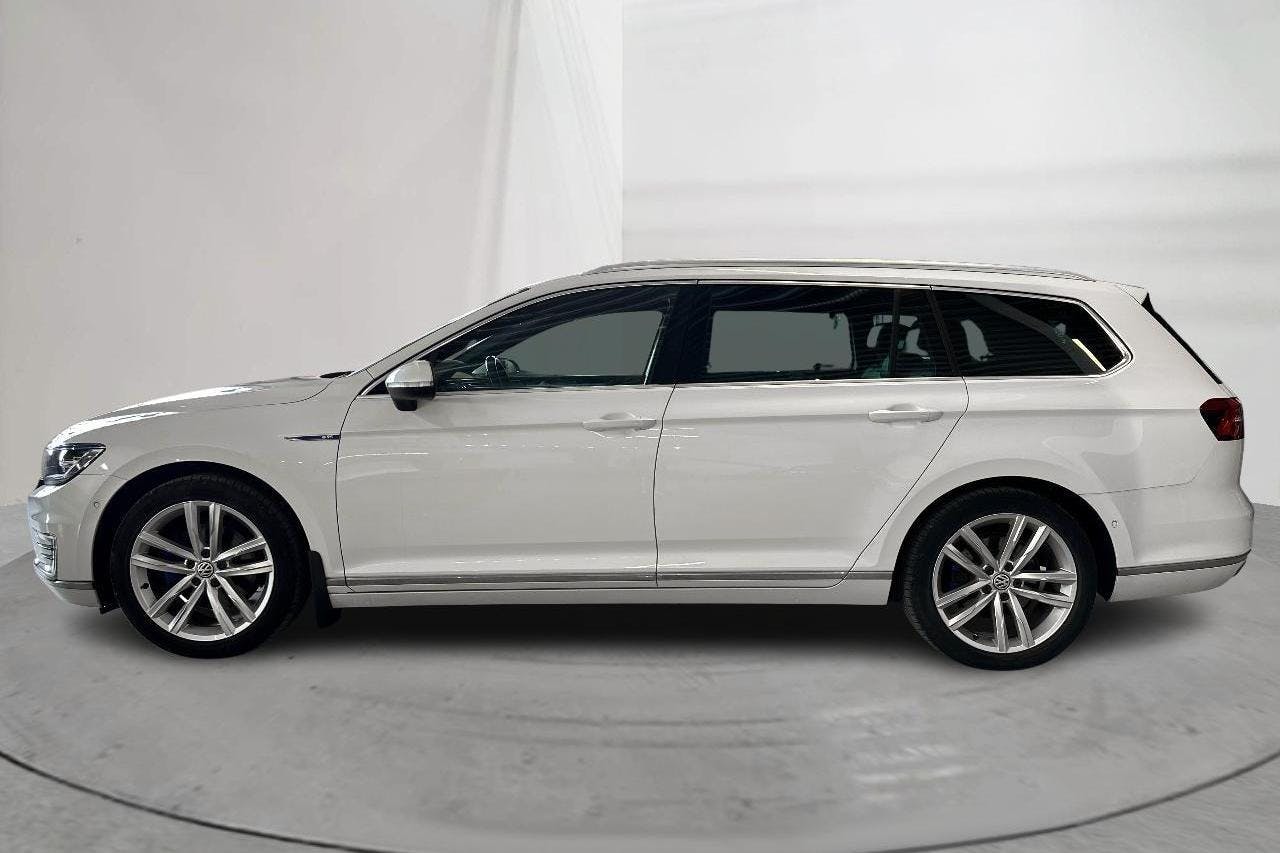 VW Passat 1.4 Plug-in-Hybrid Sportscombi (218hk) - 12 817 mil - Automat - vit - 2017