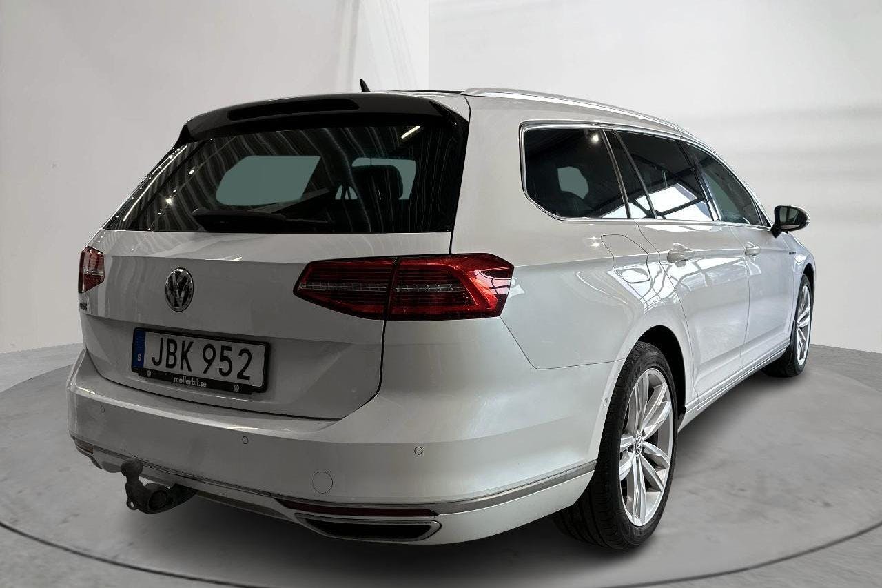 VW Passat 1.4 Plug-in-Hybrid Sportscombi (218hk) - 12 817 mil - Automat - vit - 2017