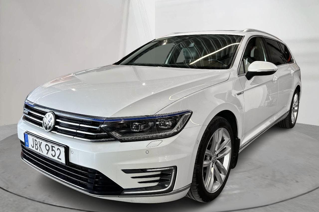 VW Passat 1.4 Plug-in-Hybrid Sportscombi (218hk) - 12 817 mil - Automat - vit - 2017