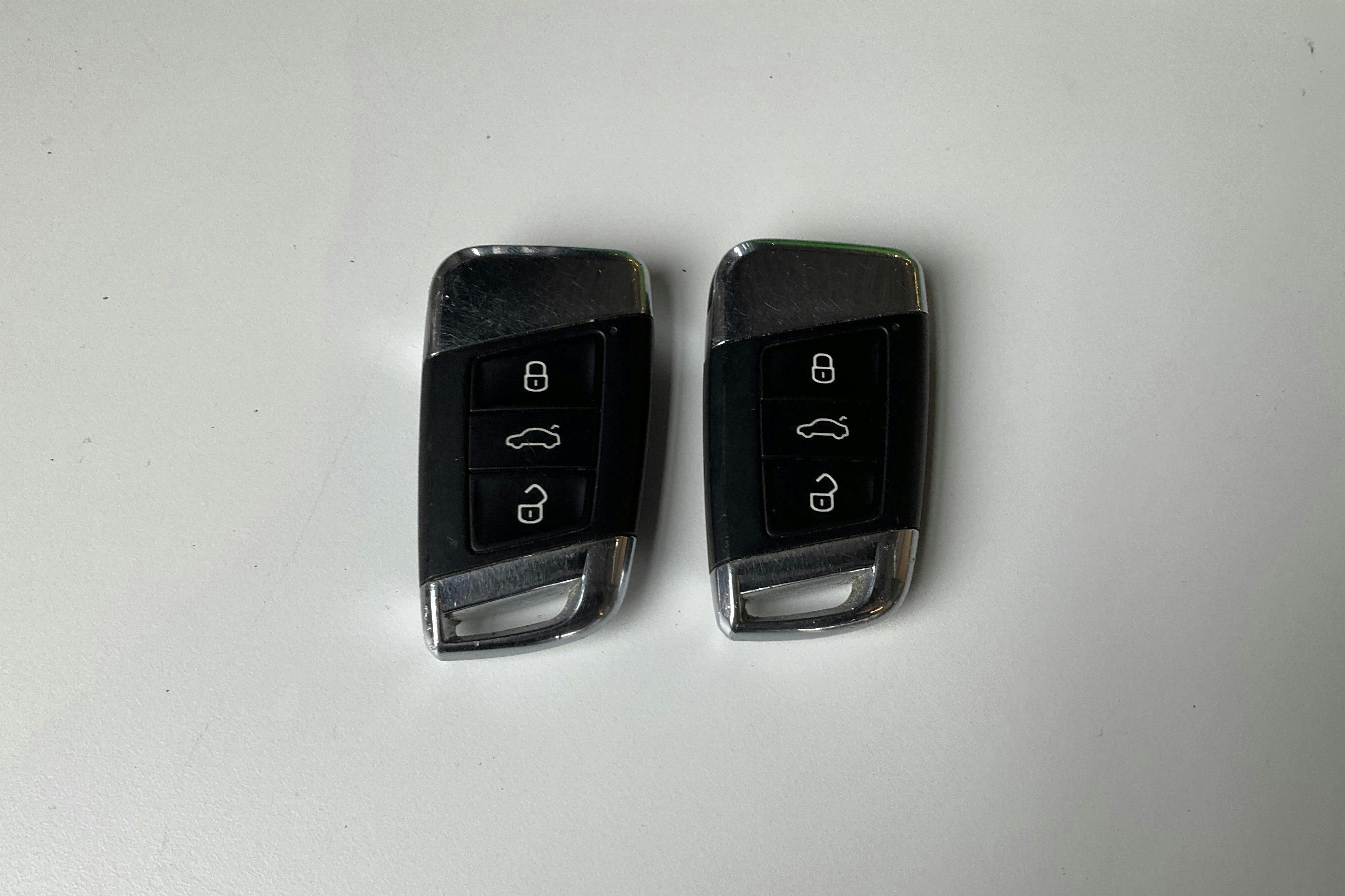 VW Passat 1.4 Plug-in-Hybrid Sportscombi (218hk) - 12 817 mil - Automat - vit - 2017