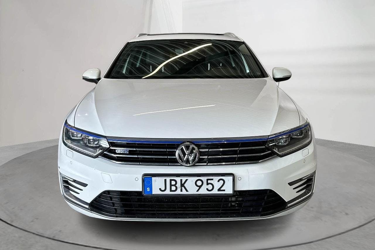 VW Passat 1.4 Plug-in-Hybrid Sportscombi (218hk) - 12 817 mil - Automat - vit - 2017