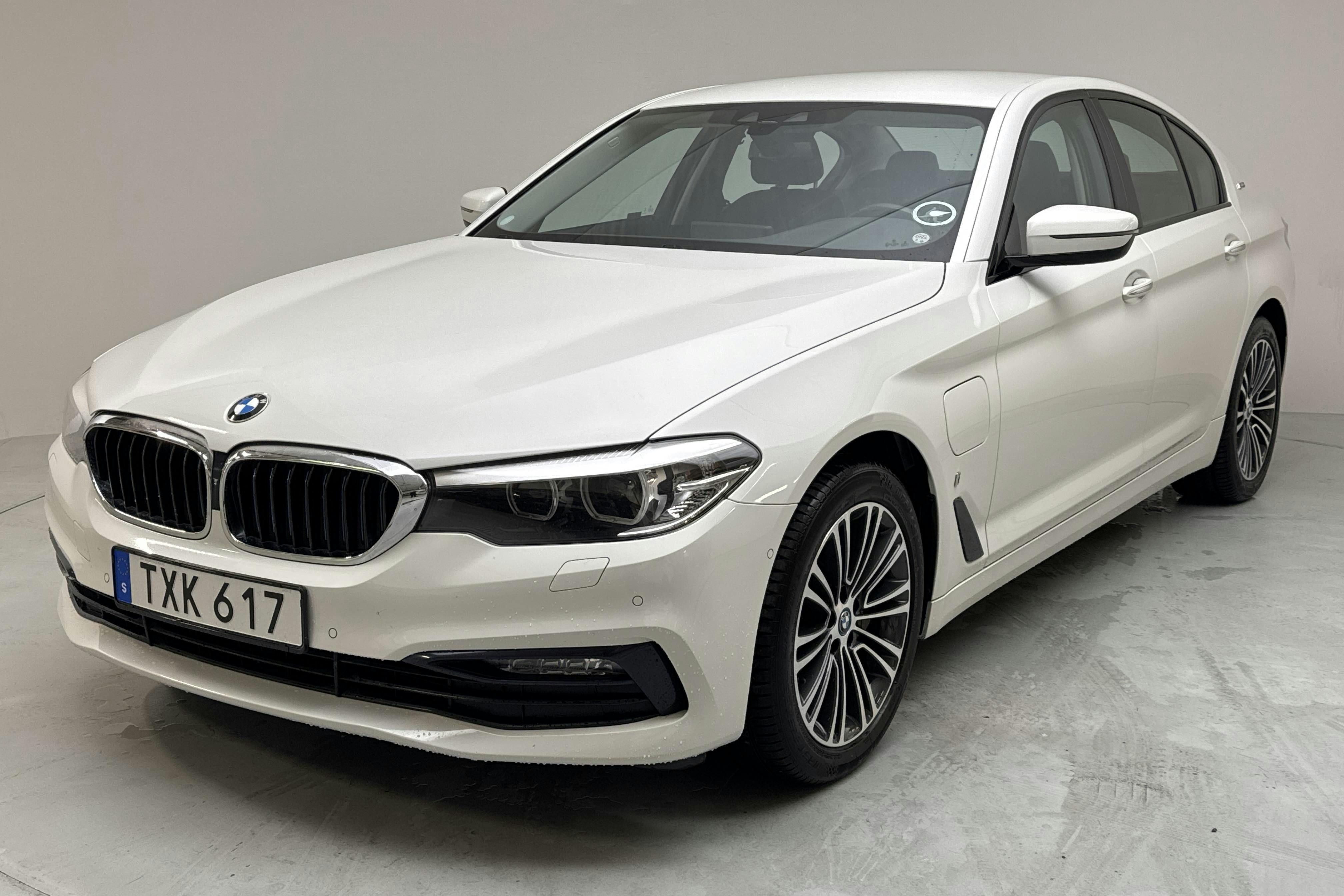BMW 530e iPerformance Sedan, G30 (252hk) - 17 622 mil - Automat - vit - 2018