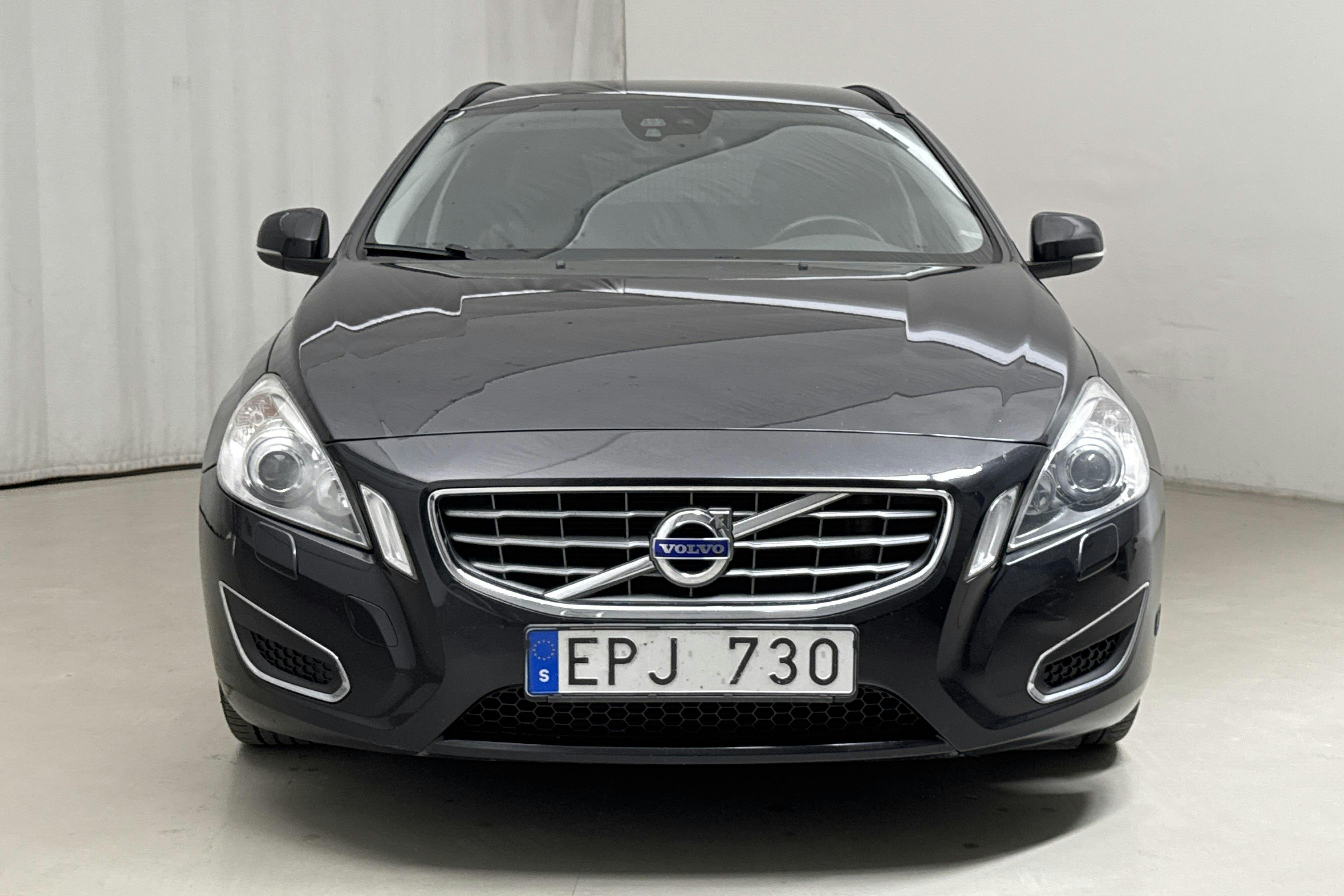 Volvo V60 T3 (180hk) - 156 000 km - Manual - black - 2012
