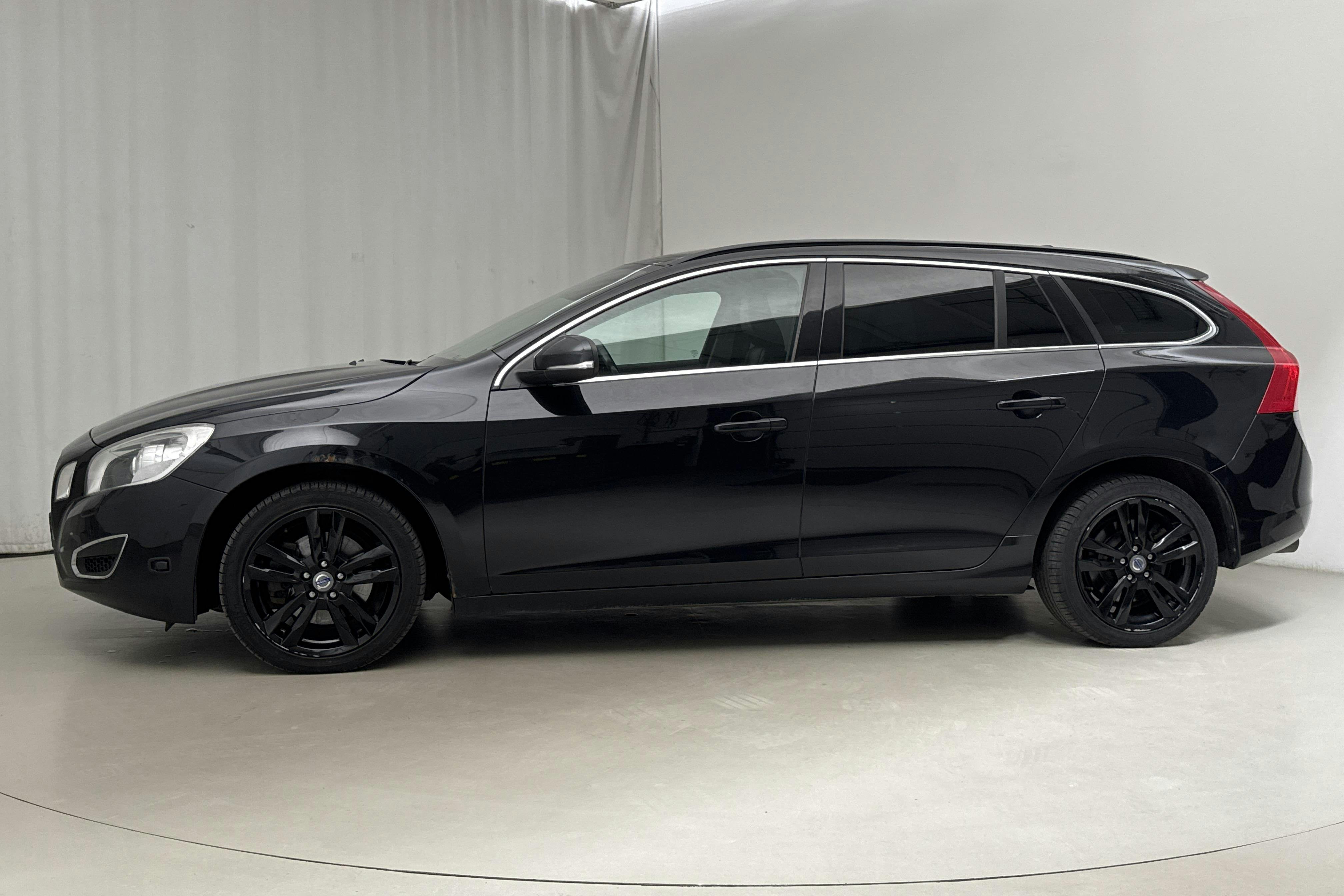 Volvo V60 T3 (180hk) - 156 000 km - Manual - black - 2012
